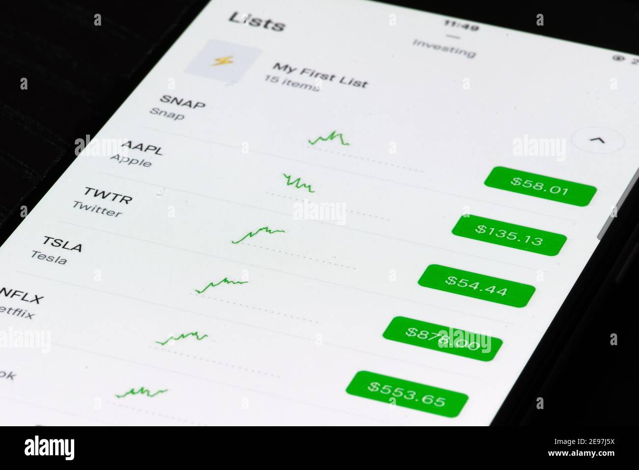 Vilnius, Litauen - Februar 3 2021: Robinhood App und Logo auf dem Bildschirm eines Smartphones. American Financial Services Company. Provisionsfrei Stockfoto