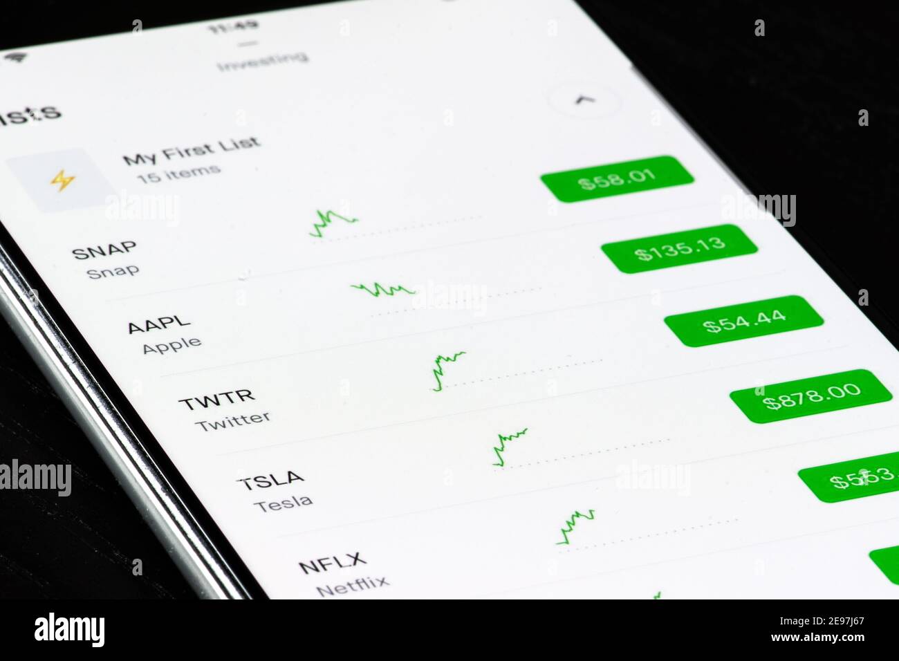 Vilnius, Litauen - Februar 3 2021: Robinhood App und Logo auf dem Bildschirm eines Smartphones. American Financial Services Company. Provisionsfrei Stockfoto