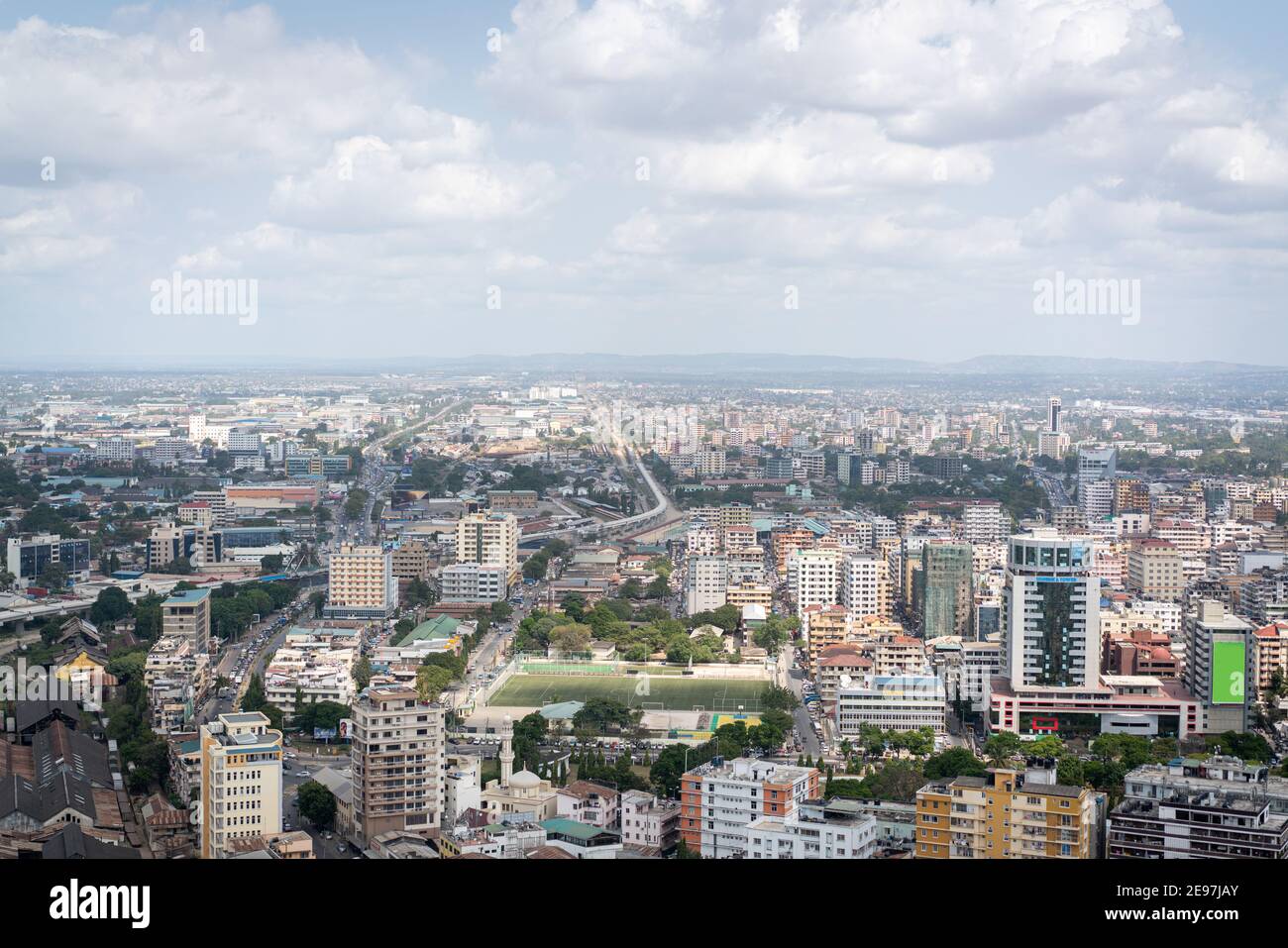 Luftaufnahme der Stadt während des Sommertages Stockfoto