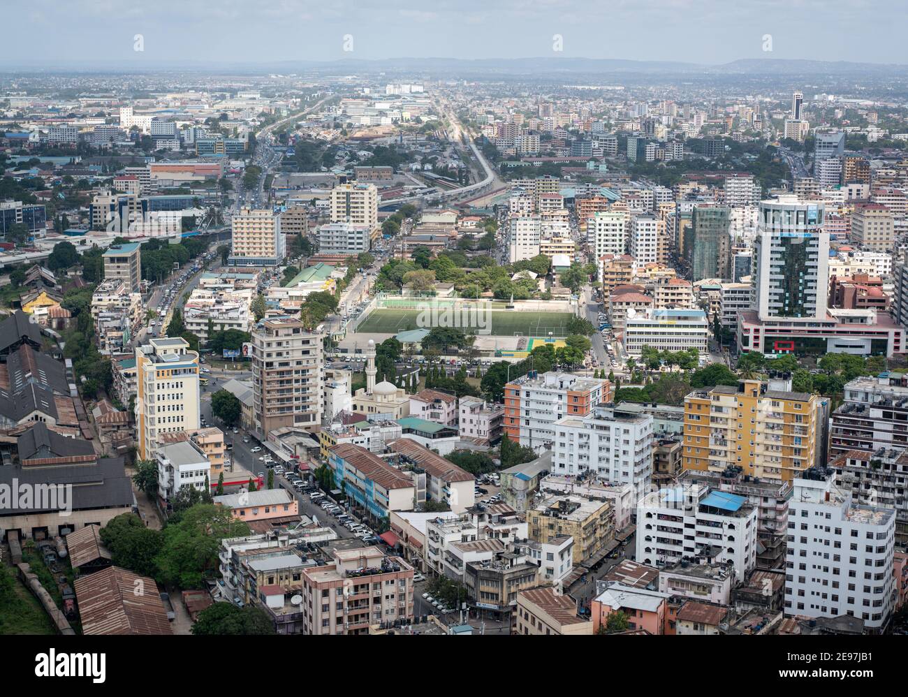 Luftaufnahme der Stadt während des Sommertages Stockfoto