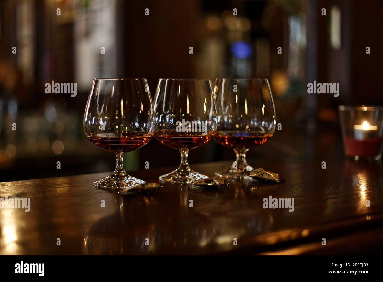 Whiskey Cognac-Gläser in einer stimmungsvollen Bar-Szene Stockfoto