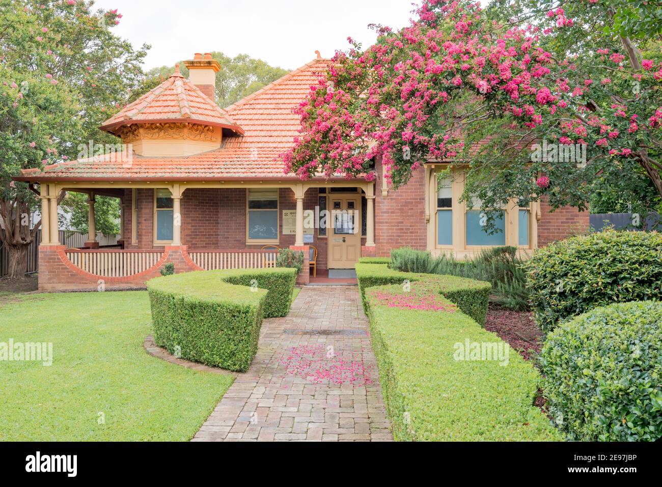 Ein edwardianisches Cottage in Windsor Street, Richmond, New South Wales mit einem Queen Anne Stil Turmdach und original Gartengestaltung Stockfoto