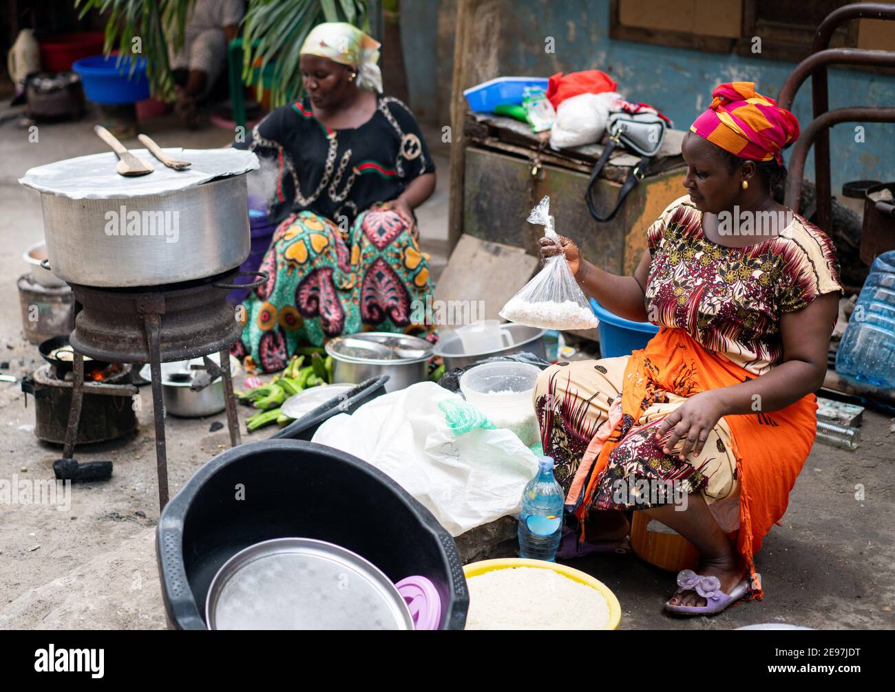 Schwarze afrikanische Frau kocht und verkauft Street Food Stockfoto
