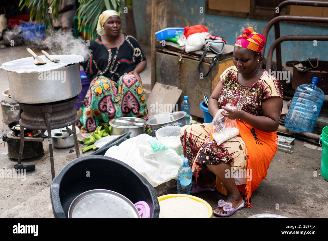 Schwarze afrikanische Frau kocht und verkauft Street Food Stockfoto