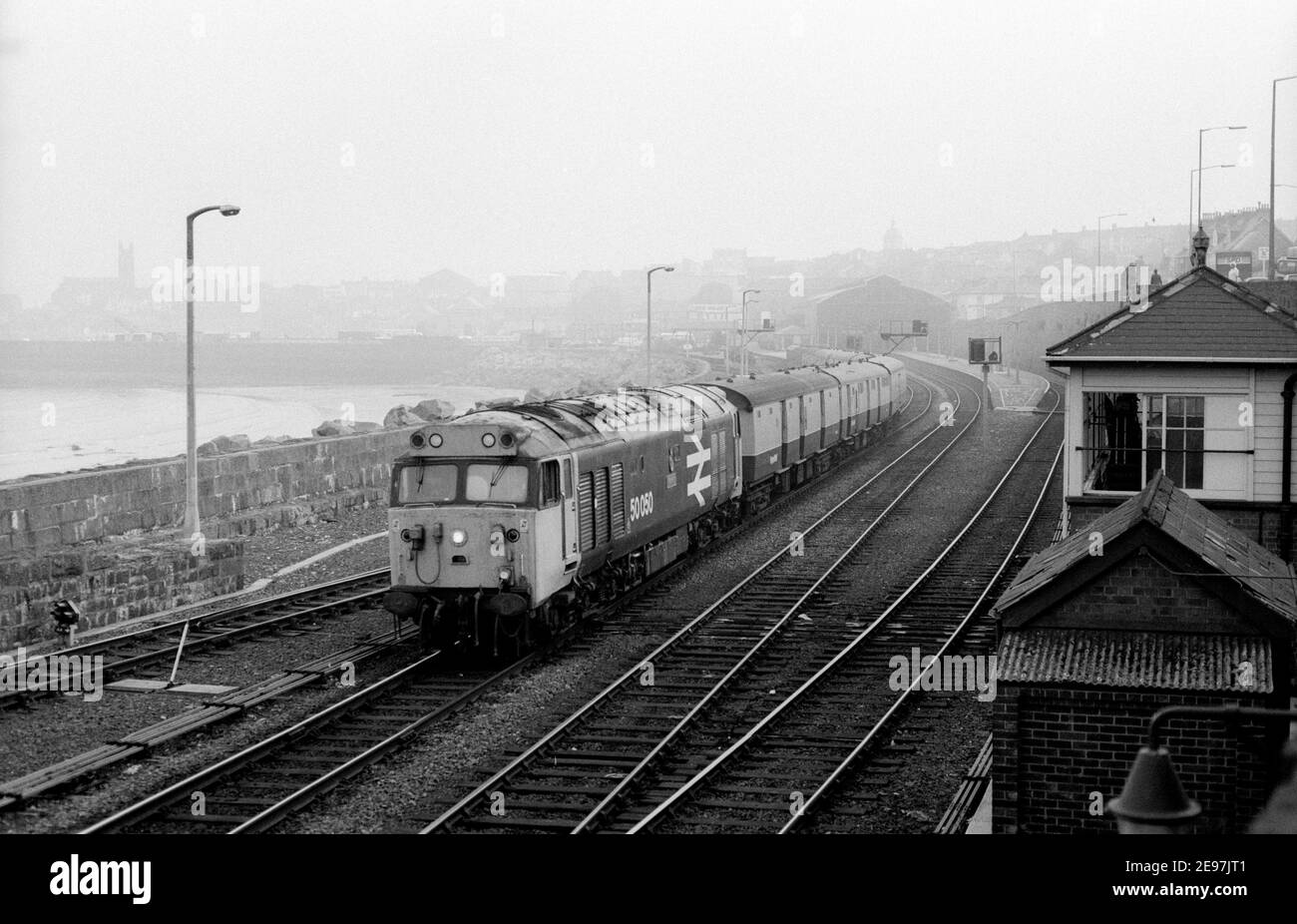 Die Diesellokomotive der Baureihe 50 Nr. 50050 'Fearless' verlässt Penzance mit einem Zug der Post nach London Paddington. 16th. Juni 1986. Stockfoto