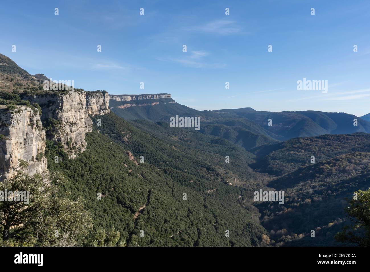 Berglandschaft, malerischer Wald, ländliche Landschaft in der Nähe von Rupit in Barcelona, Spanien.Reisen Tourismus und Urlaub auf dem Land Konzept Stockfoto