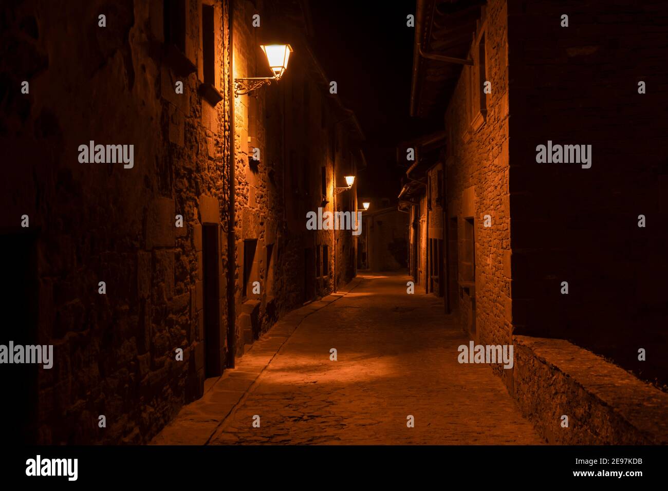 Erstaunliche Nachtansicht der alten Steinstraße mit Lampen Beleuchtung im alten mittelalterlichen Dorf Rupit, Barcelona, Spanien.Reisen in Europa Konzept, Coun Stockfoto
