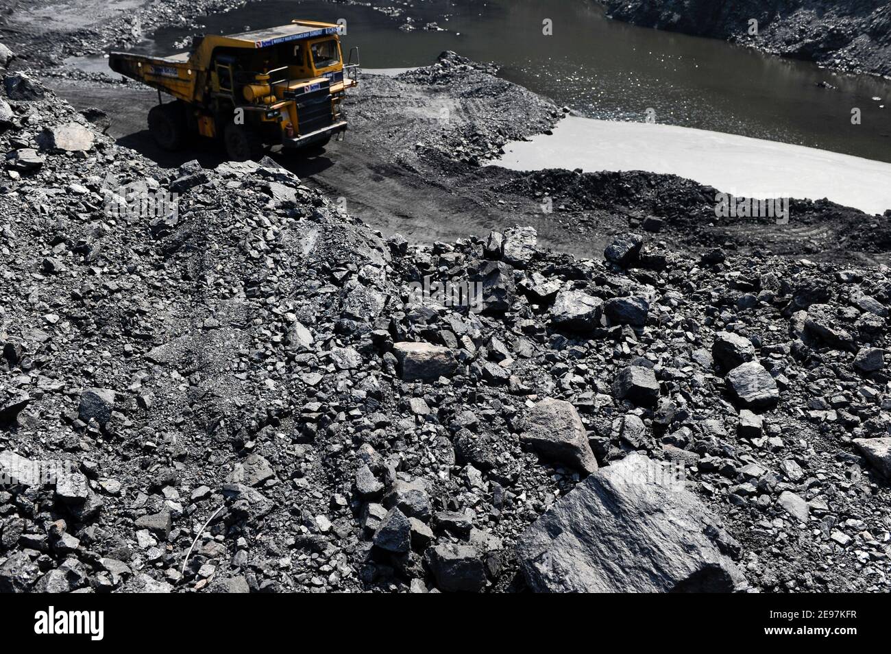 INDIEN Dhanbad, Tagebau von BCCL Ltd ein Unternehmen der KOHLE INDIEN, große BEML Dumper / INDIEN Dhanbad , offener Kohle Tagebau von BCCL Ltd. Ein Tochterunternehmen von Coal India Stockfoto