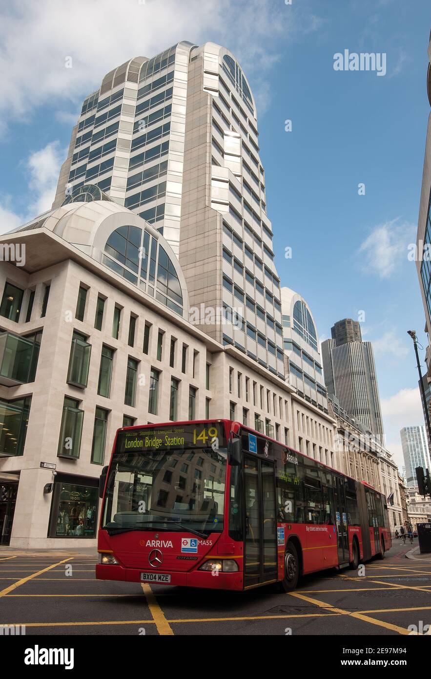 LONDON, Großbritannien - 15. AUGUST 2009: Ein Mercedes-Benz Citaro O530Gs Bus auf der Route 149, vorbei an der Gracechurch Street 20 in der City of London Stockfoto