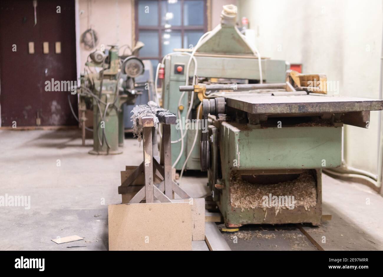 Alte Holzbearbeitungswerkzeuge in der Schreinerei. Stockfoto