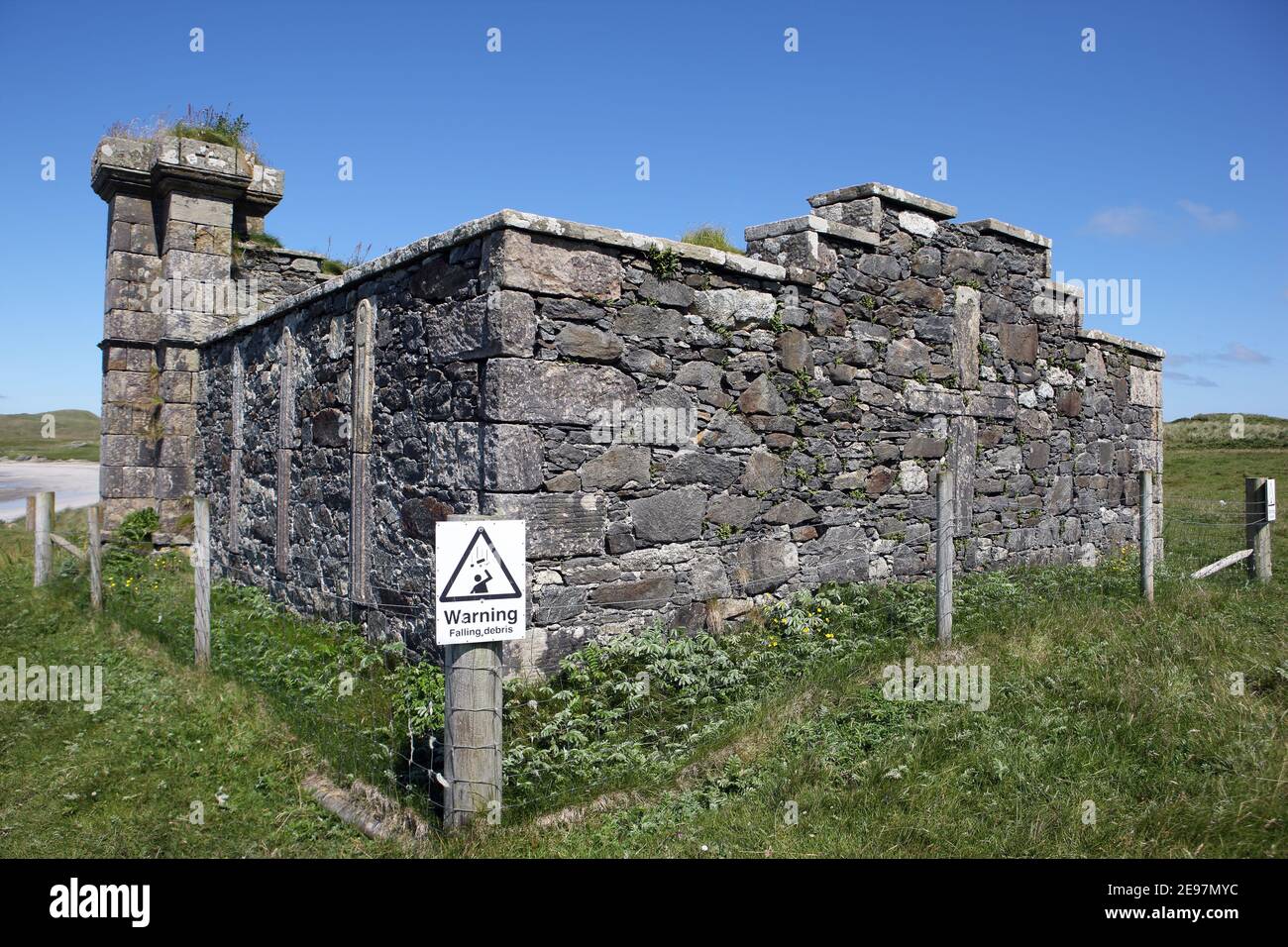 MacLean Burial Enclosure in Ardnish, eine geschlossene Struktur mit einem Warnschild auf der Isle of Coll, Inner Hebrides of Scotland Stockfoto