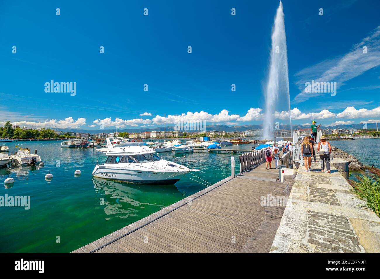 Genf, Schweiz - 15. Aug 2020: Jet d'Eau Brunnen, Symbol von Genf in Leman See. Touristen und Lifestyle Leute auf einem Steg besuchen berühmte Touristen Stockfoto