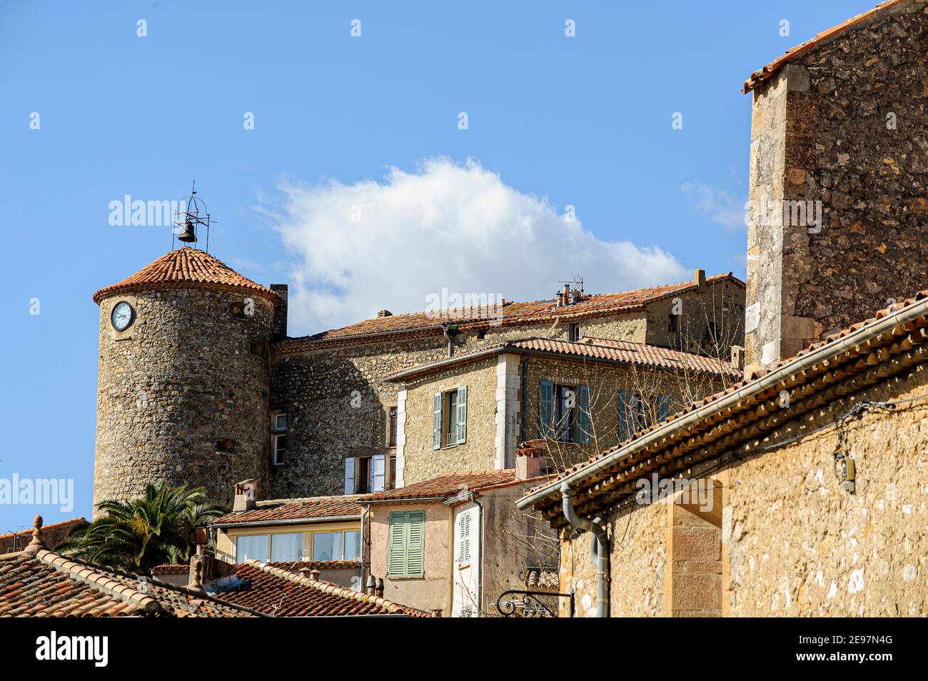 Teilansicht von Häusern und Gebäuden in der Provence. Ein runder Steinturm, gekrönt von einem kegelförmigen Dach aus provenzalischen Fliesen. Stockfoto