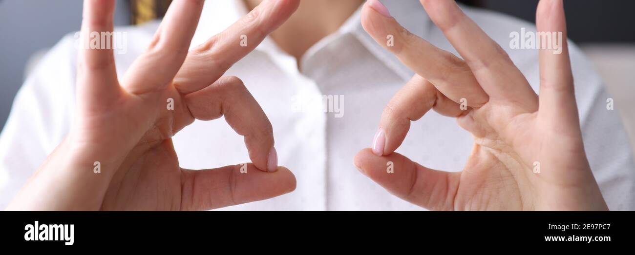 Geschäftsfrau hält ihren Finger in Geste des ok. Stockfoto