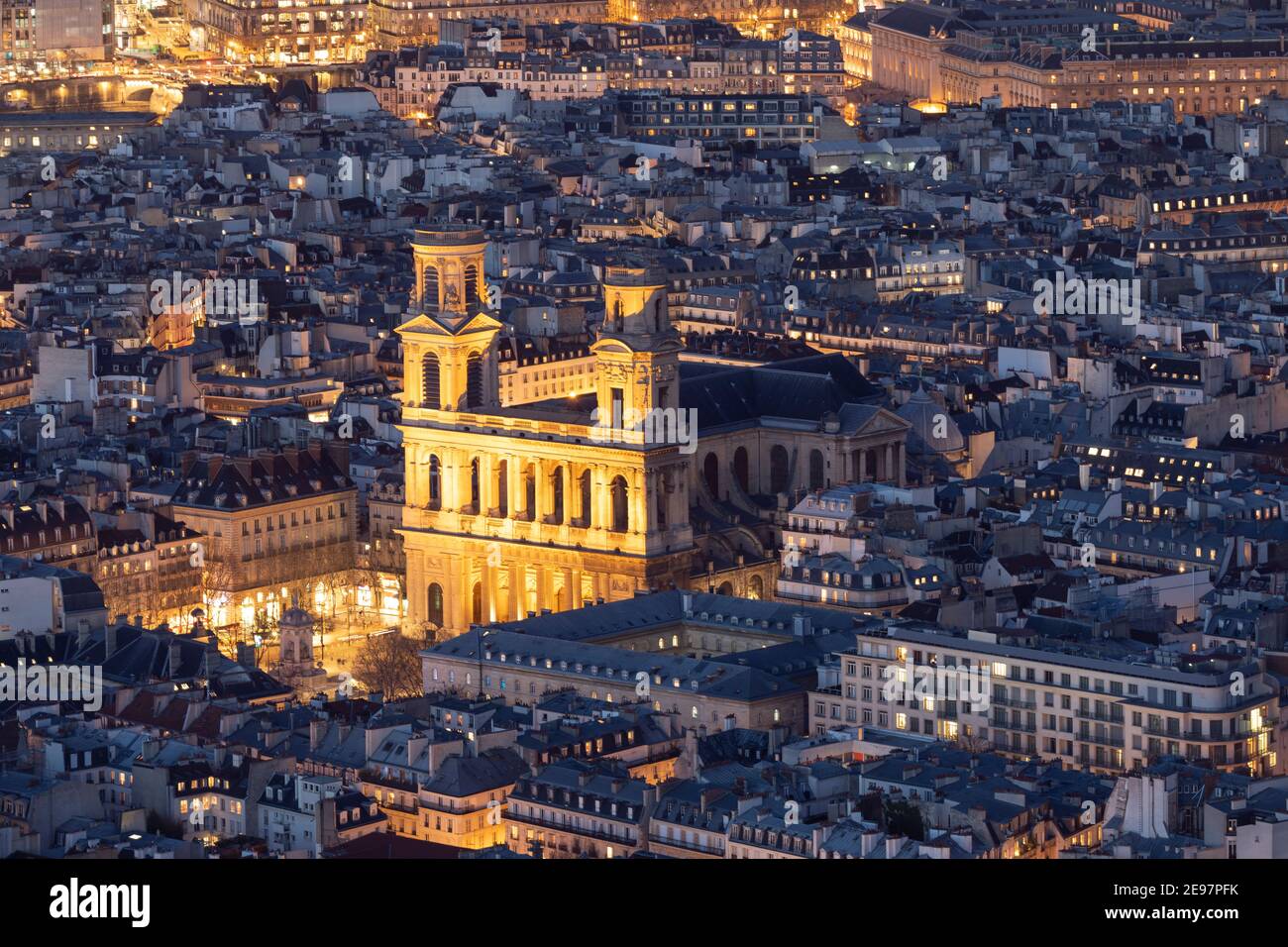Eglise Saint Sulpice in Paris, Frankreich. Saint Sulpice ist eine römisch-katholische Kirche im Zentrum von Paris und befindet sich im Quartier Latin am linken seine-Ufer. Stockfoto