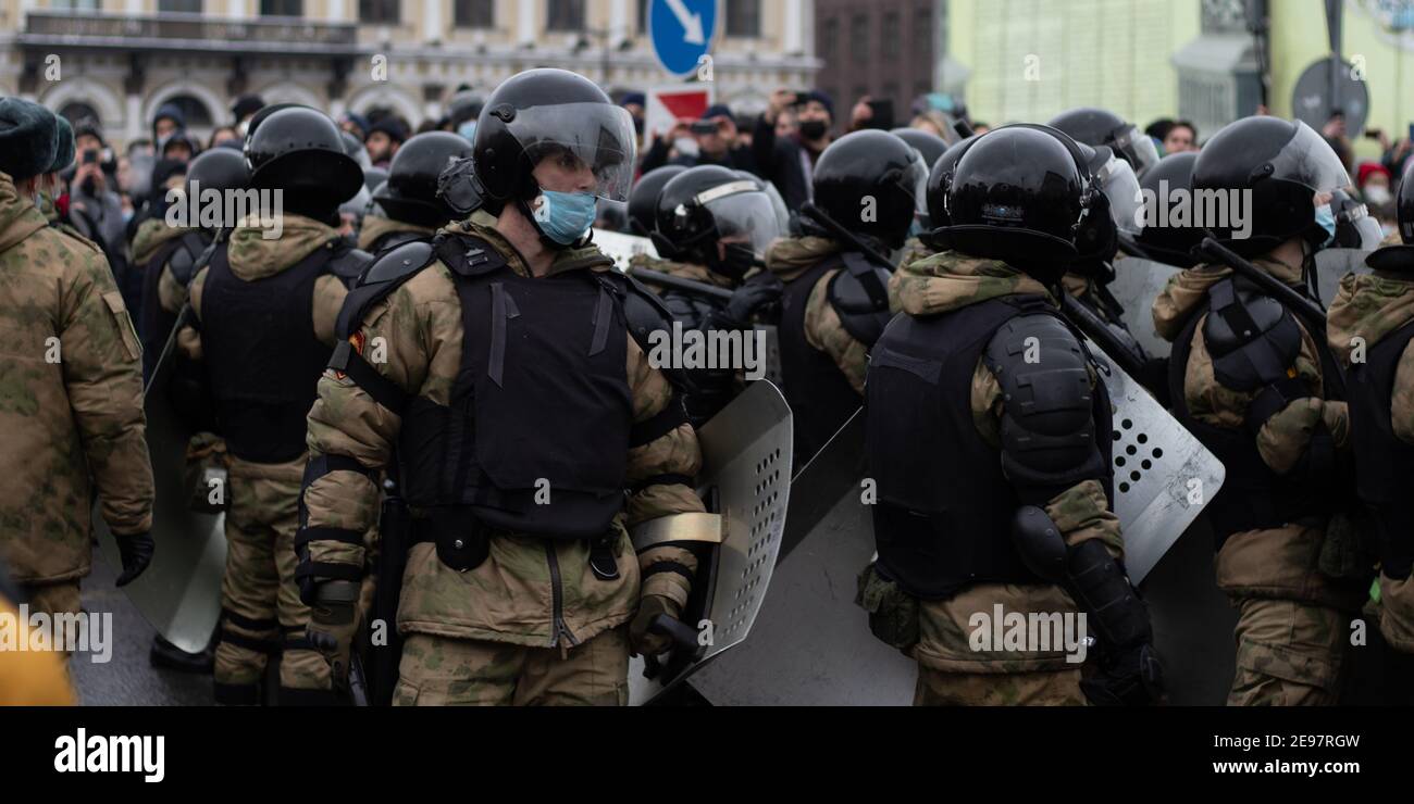 Sankt Petersburg, Russland - 31. Januar 2021: Gruppe der militärischen Polizei auf der Straße, illustrative Editorial Stockfoto