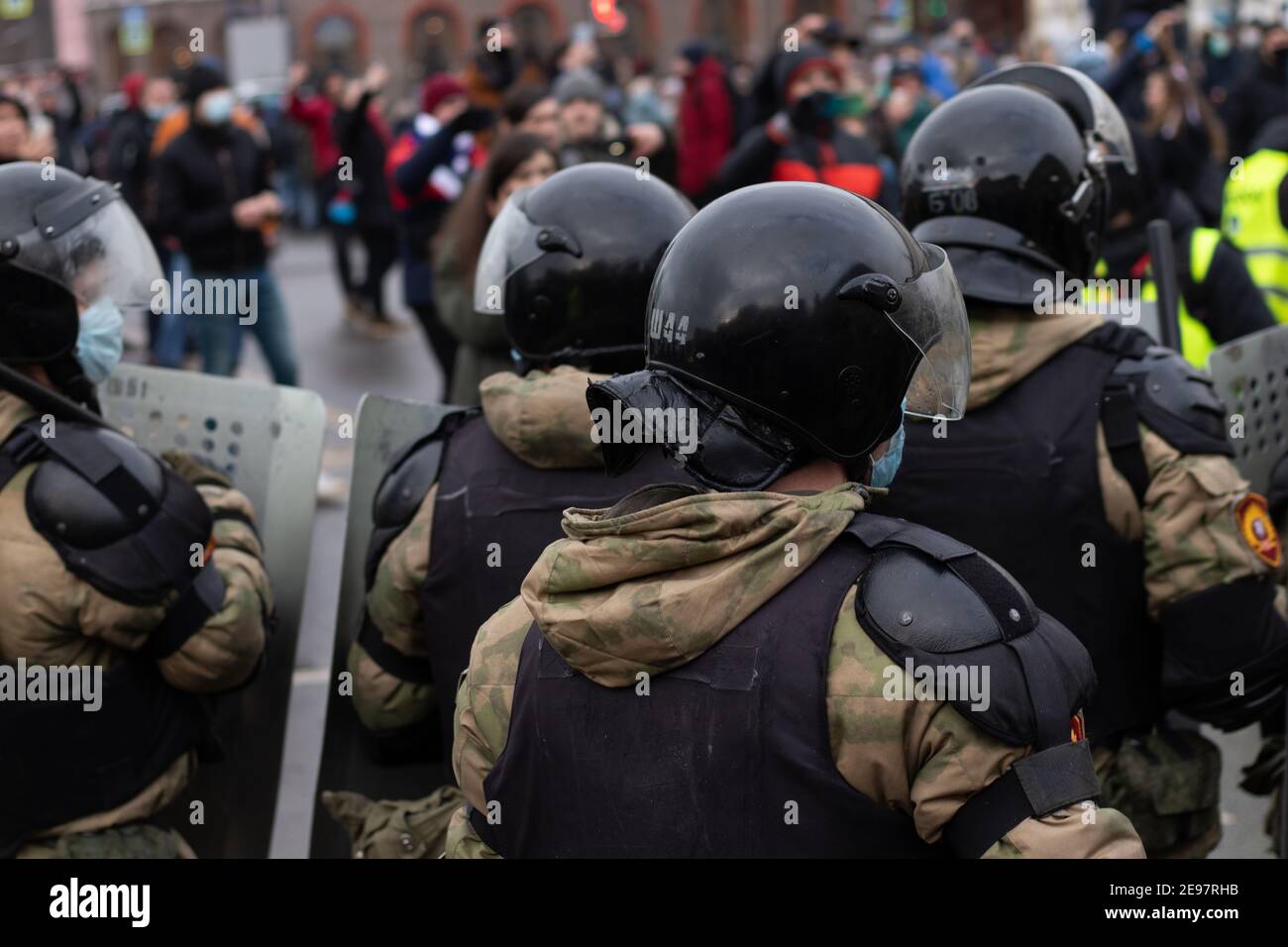 Sankt Petersburg, Russland - 31. Januar 2021: Polizei und friedlicher Protest, illustrative Editorial Stockfoto
