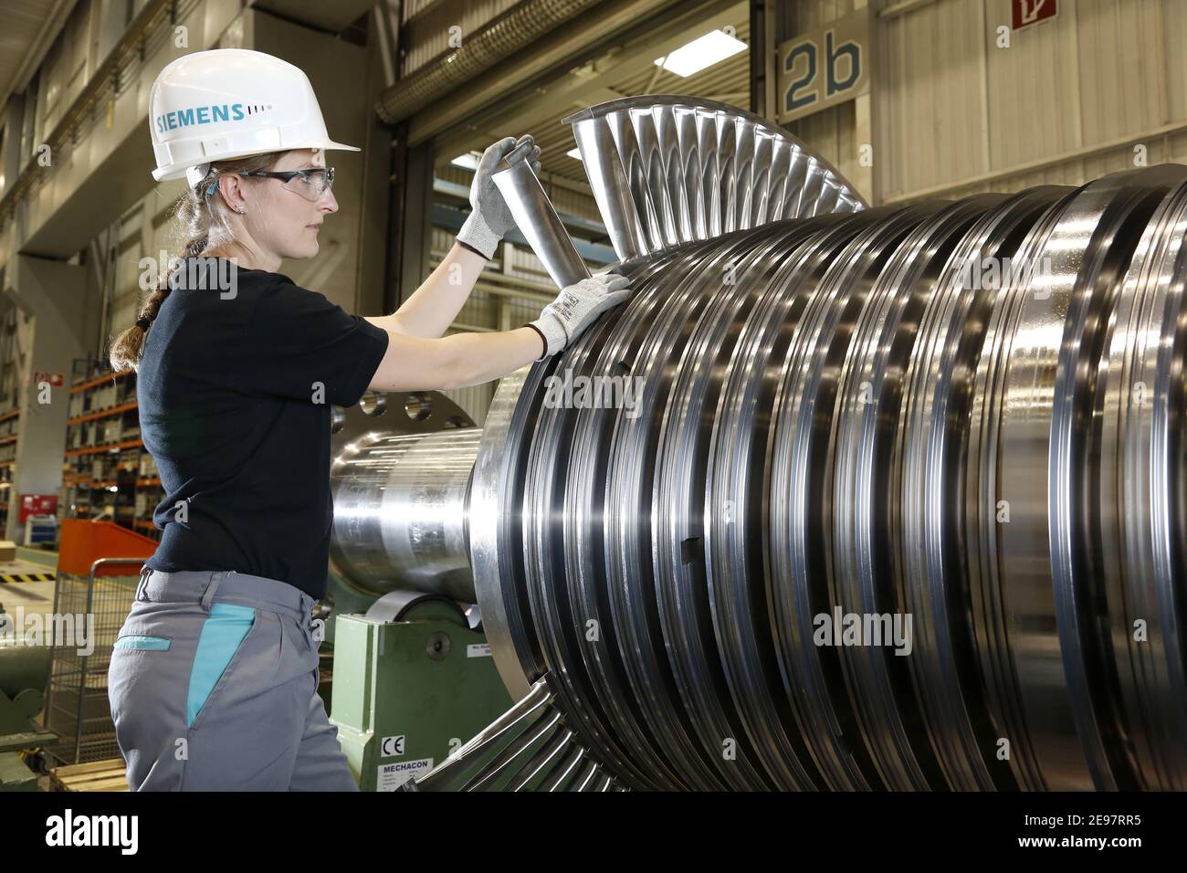 Themenfoto, Stellenabbau bei Siemens Energy - junger Ingenieur in der Produktion, kooperative IngenieureAusbildung bei Siemens Energy, kooperatives Engineering Stockfoto