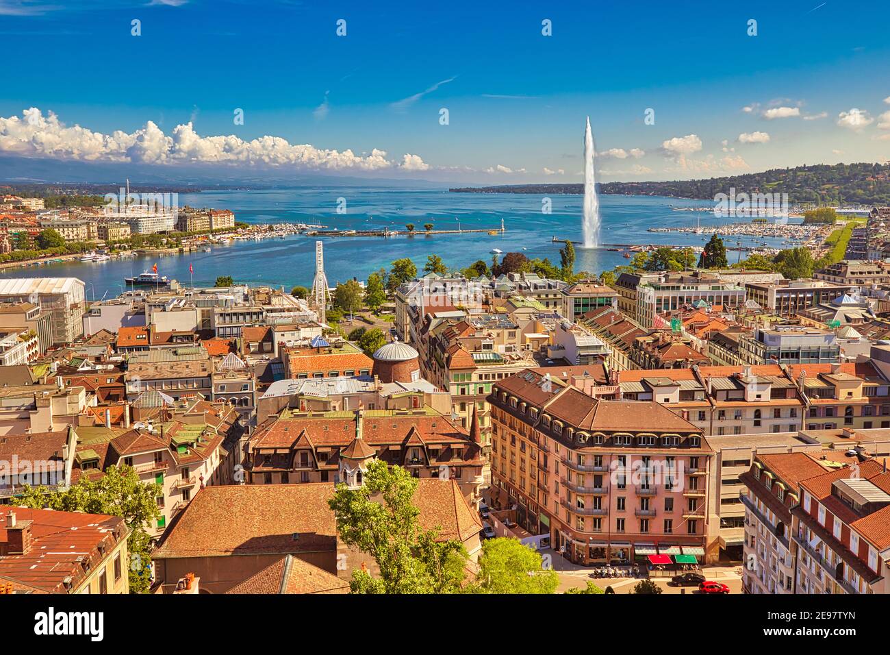 Skyline von Genf, französisch-schweizerisch in der Schweiz. Luftaufnahme  von Jet d'Eau Brunnen, See Leman, Bucht und Hafen vom Glockenturm von Saint  Stockfotografie - Alamy