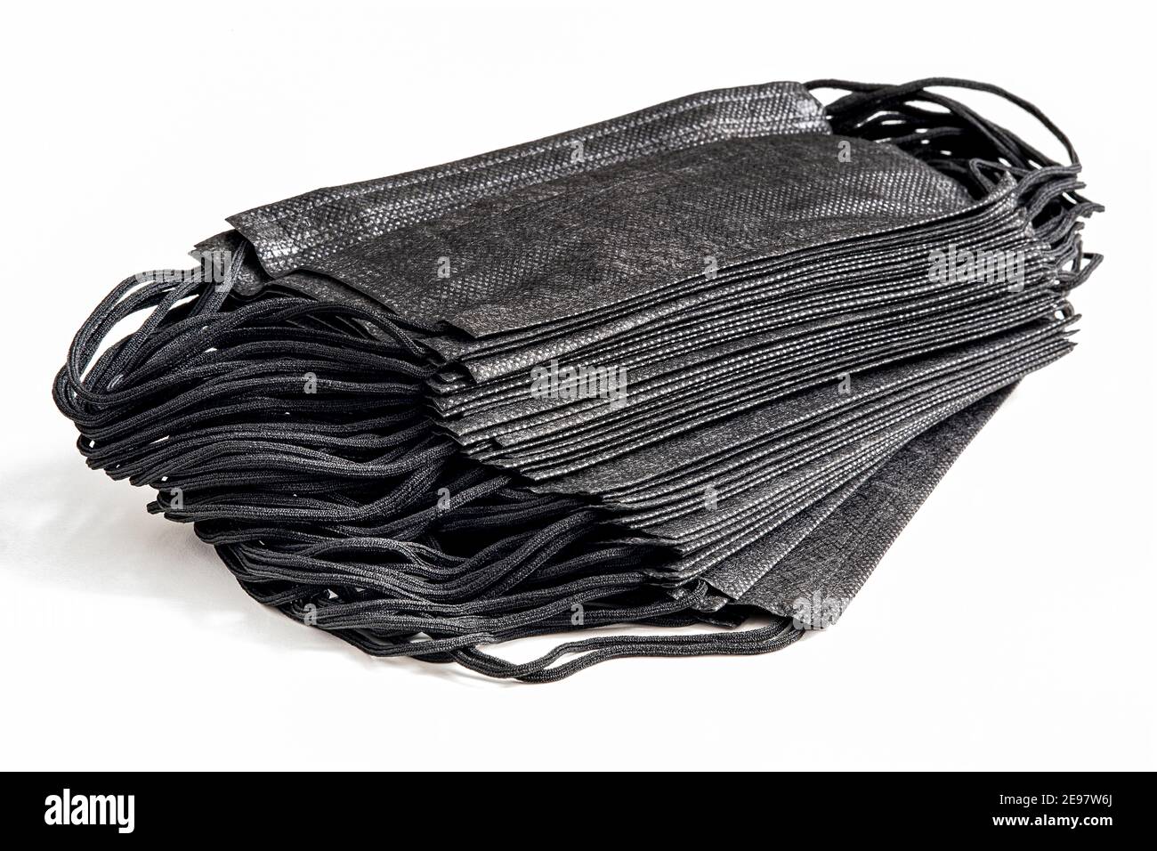 Set von schwarzen medizinischen Schutzmasken von 50 Stück auf einem weißen Hintergrund isoliert. Das Konzept der Masken zum Schutz gegen Influenza, Smog, Virus, Stockfoto