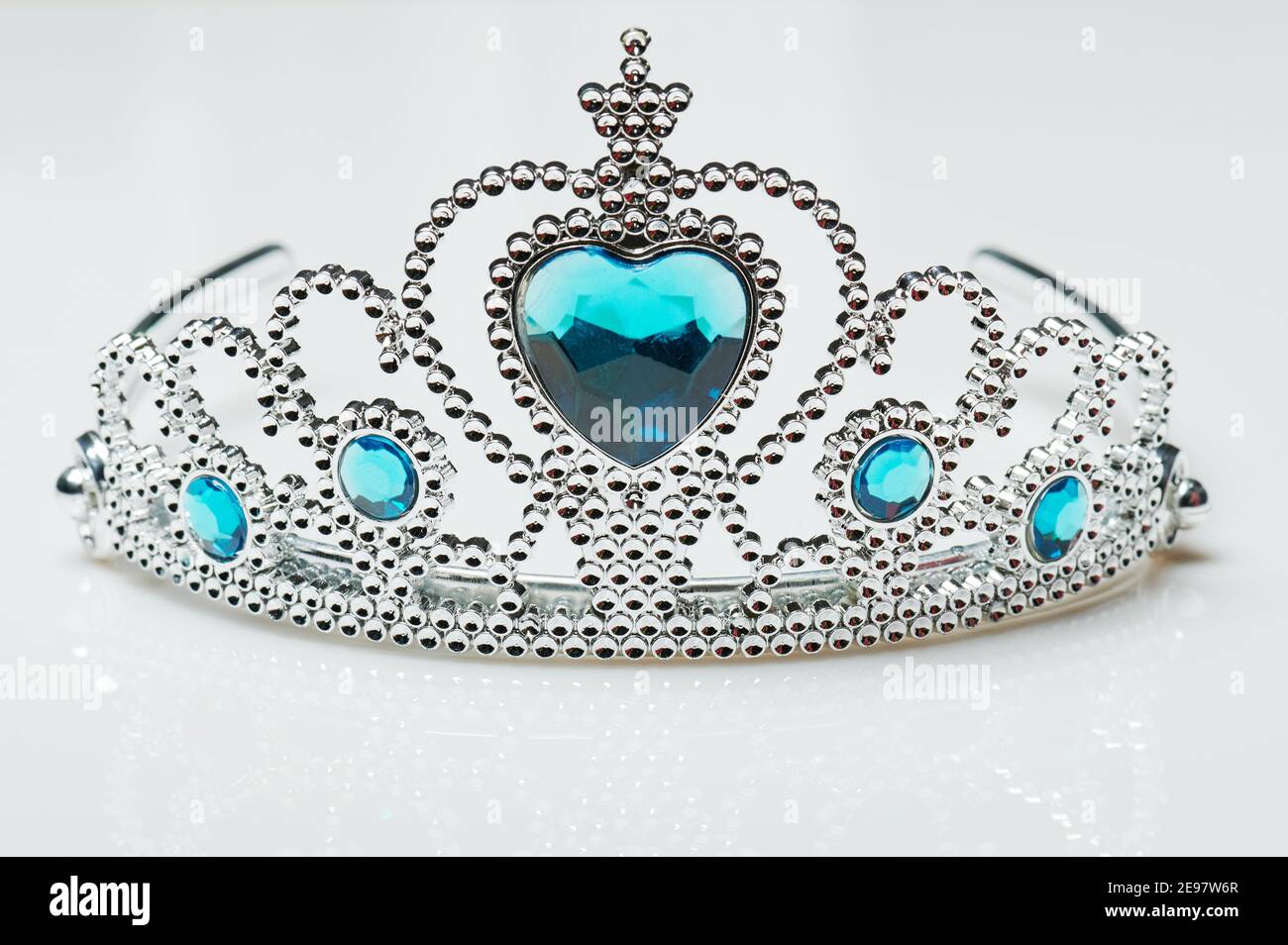 Silberne Krone mit blauen Edelsteinen isoliert auf Studio-Hintergrund Stockfoto
