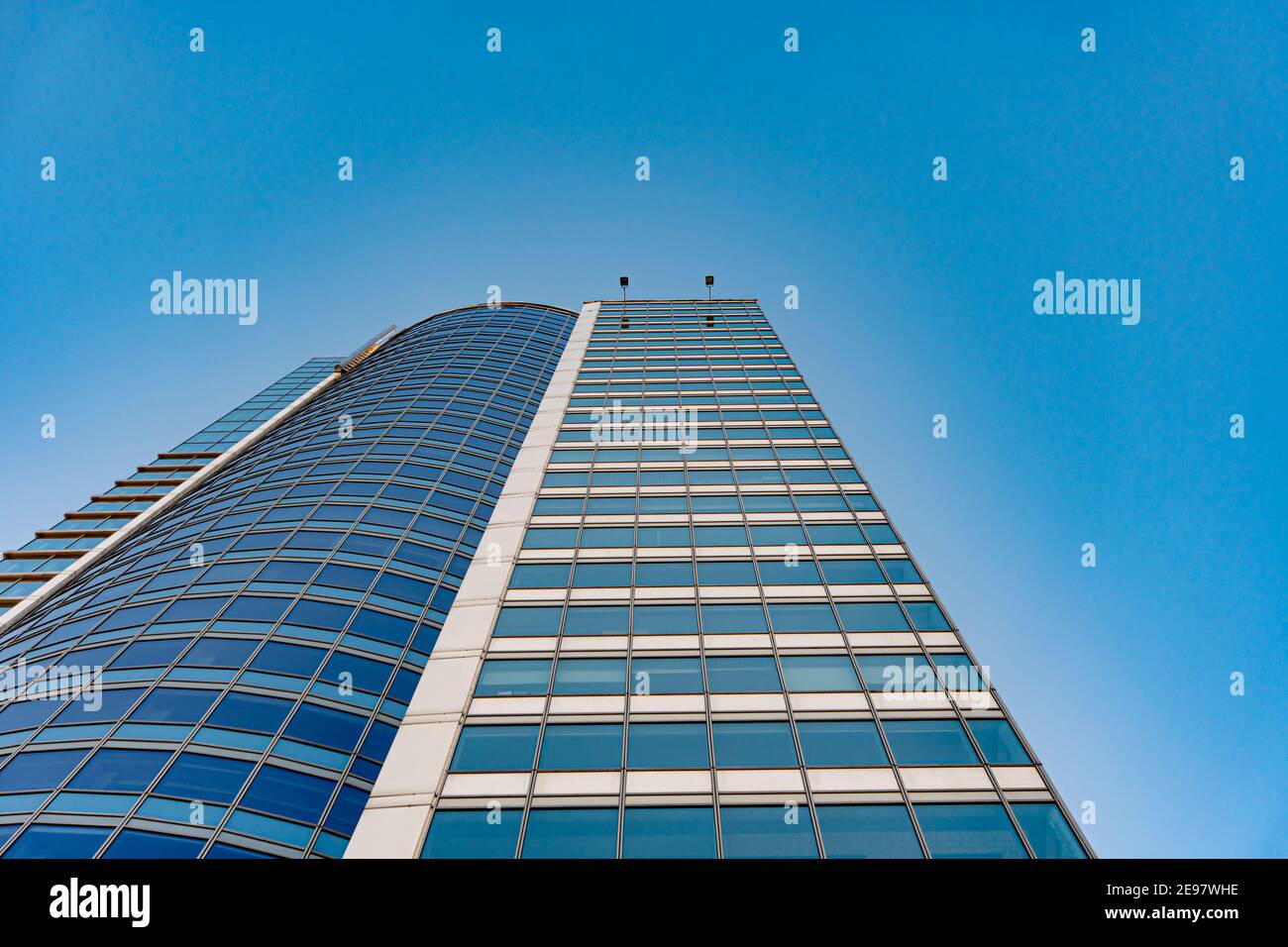 Minsk, Weißrussland - 01. Februar 2021: Ansicht von unten der modernen Wolkenkratzer im Geschäftsviertel gegen blauen Himmel, Wolkenkratzer blauen Himmel Hintergrund Stockfoto