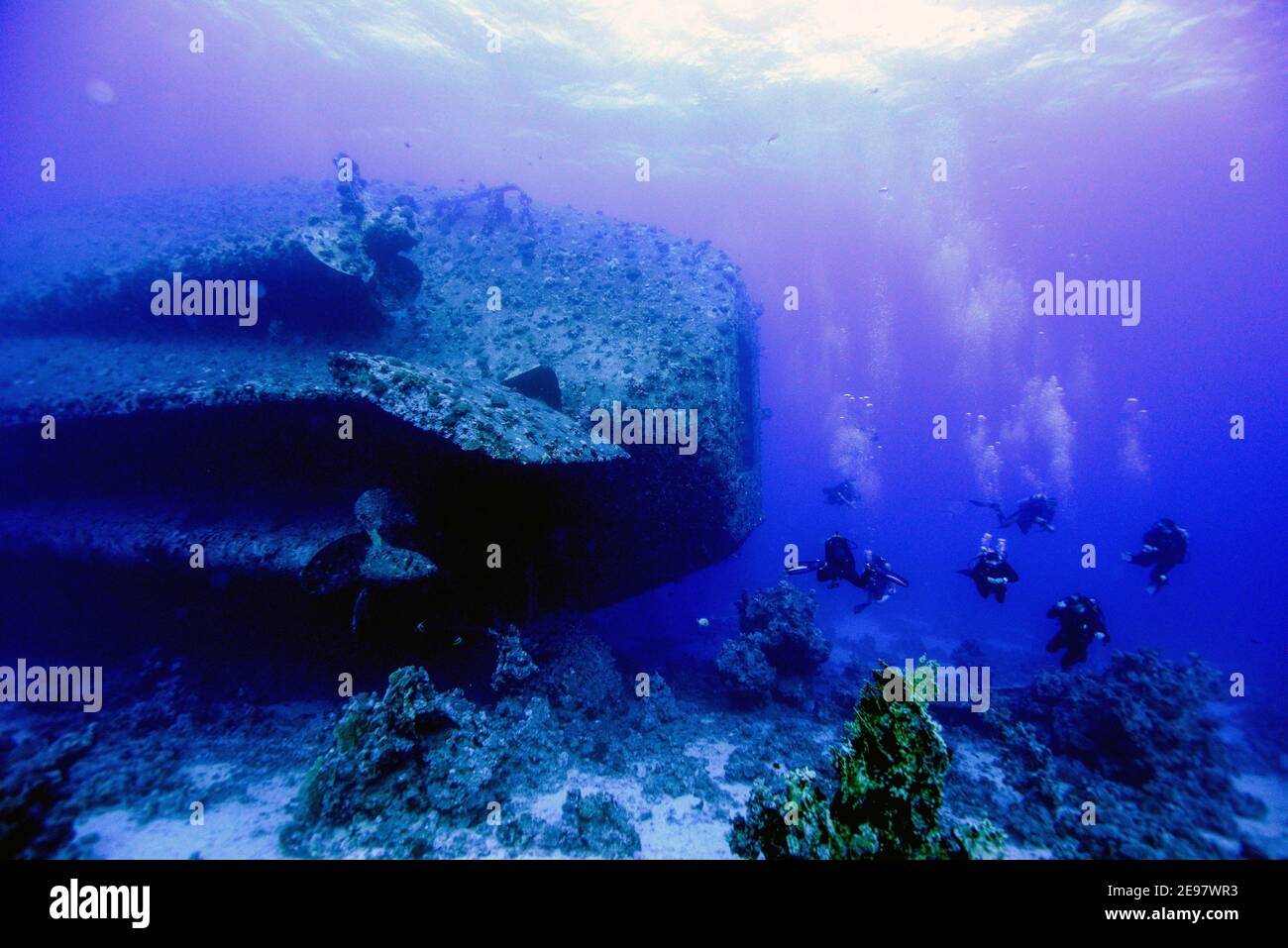 Taucher erkunden das Heck des Salem Express bei Safarga im Roten Meer, Ägypten. Sie sank 1991, nachdem sie auf ein in schwerer See überladenes Riff getroffen hatte Stockfoto