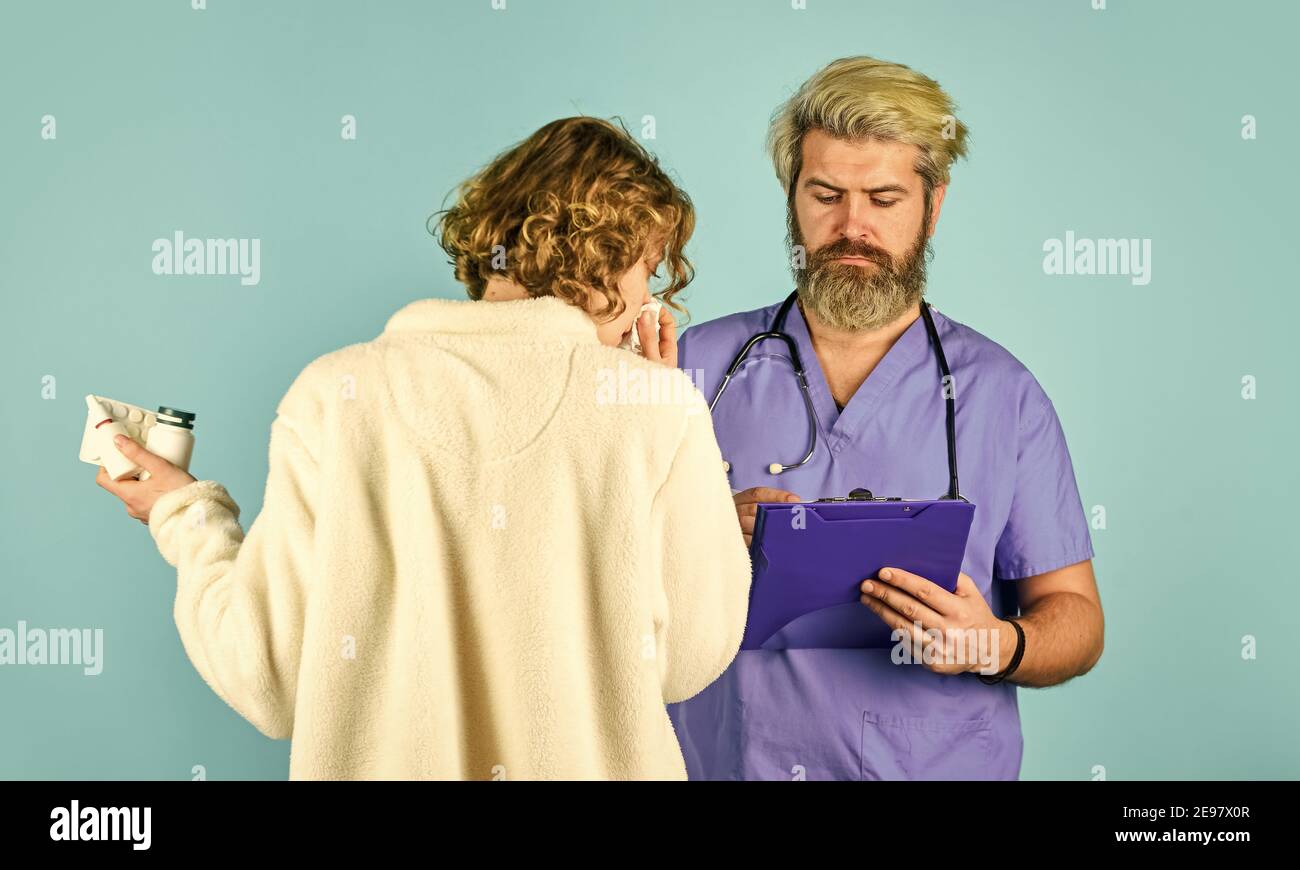 Anamnese. Arzt kommunizieren Frau. Laufende Nase. Fragen Sie nach Beschwerden. Medizinische Behandlung. Symptome einer Virusinfektion. Verschreiben Sie Tests und Behandlung. Kranker Patient. Diagnosekonzept. Medizinische Hilfe. Stockfoto