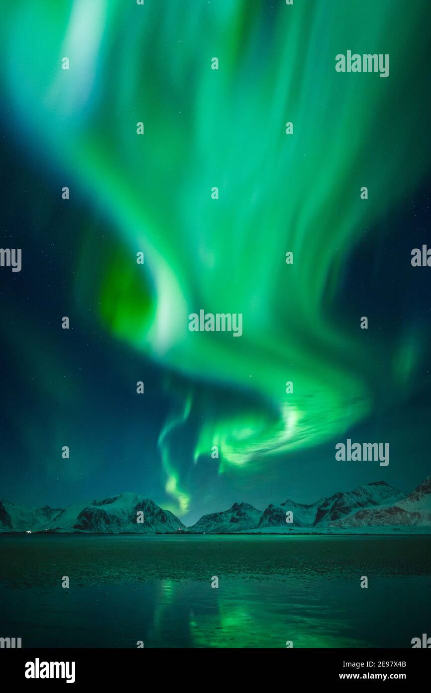 Nordlichter über den Bergen auf den LofotenInseln. Reflexionen von Aurora Borealis am