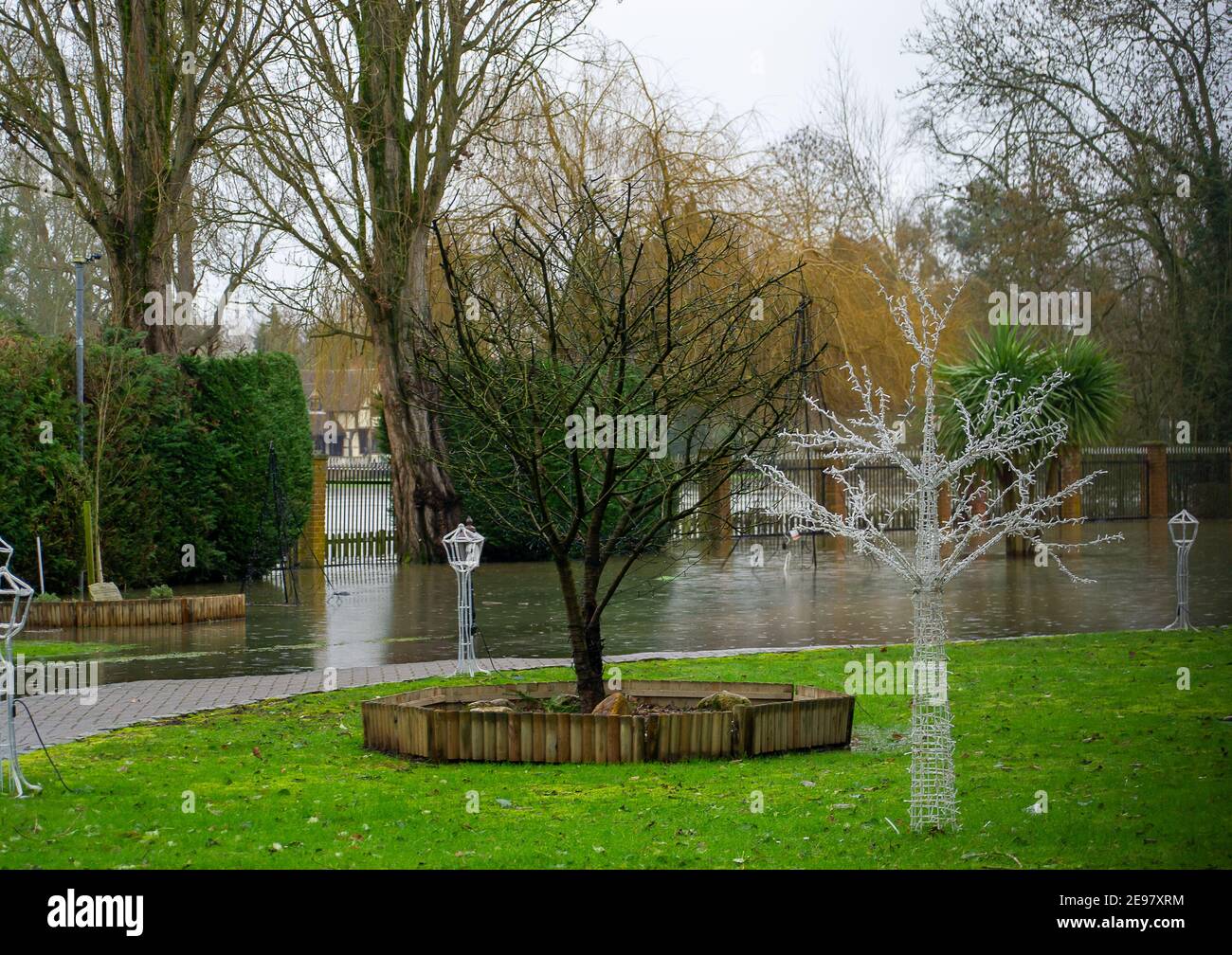 Old Windsor, Berkshire, Großbritannien. 3rd. Februar 2021. Für die Themse in Old Windsor gibt es jetzt eine Überschwemmungswarnung. Hochwasser ist bereits in den Gärten der Häuser entlang des Flusses und des Themse Path. Es wird mit Sachüberflutungen gerechnet, und der Fluss an der Themse ist weiterhin sehr hoch. Diejenigen, die in der Nähe des Flusses leben, wurden gewarnt, den Hochwasserschutz zu aktivieren. Quelle: Maureen McLean/Alamy Live News Stockfoto