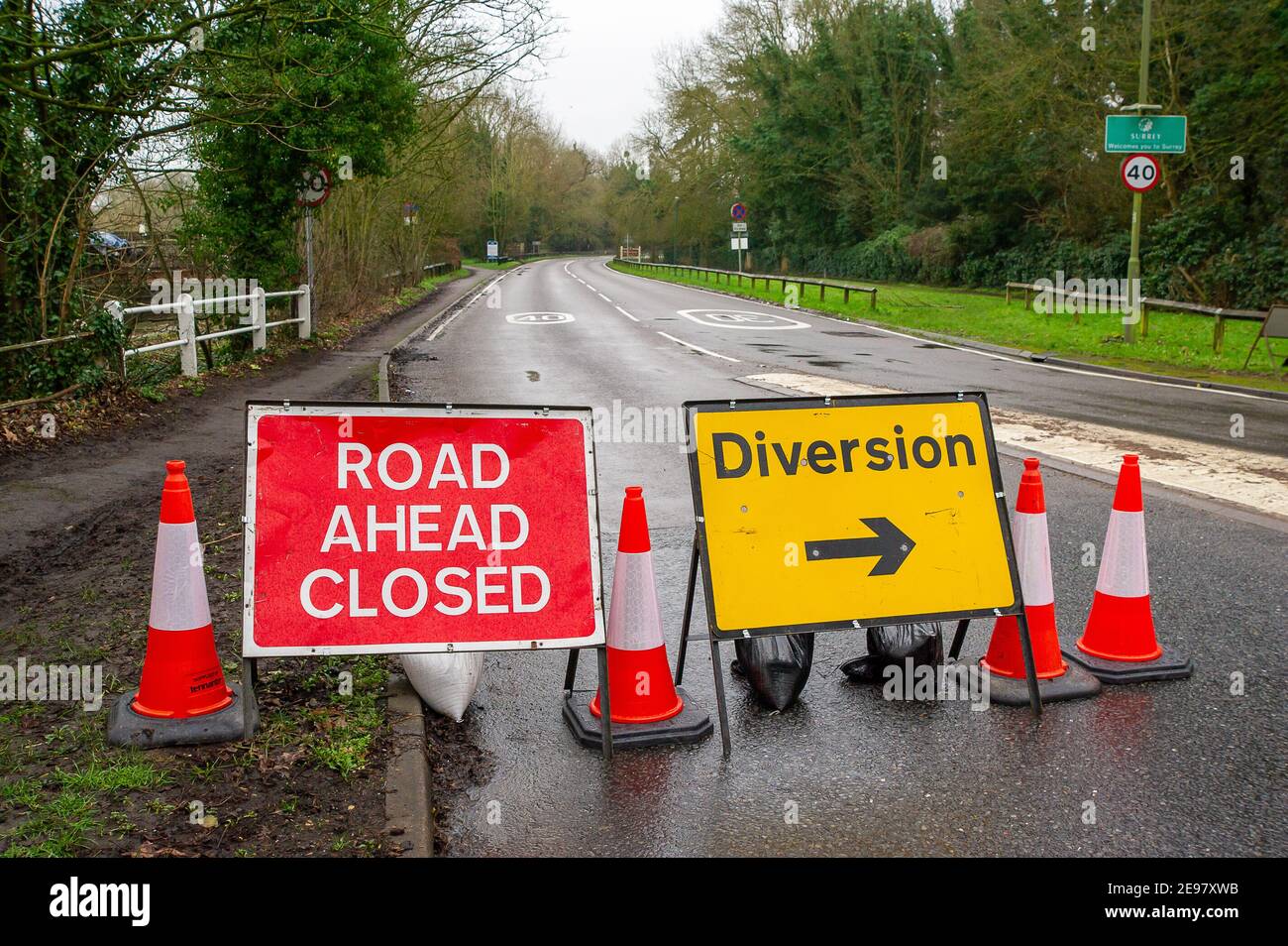 Old Windsor, Berkshire, Großbritannien. 3rd. Februar 2021. Ein Straßenschild auf der A308 von Old Windsor nach Egham. Für die Themse in Old Windsor gibt es jetzt eine Überschwemmungswarnung. Hochwasser ist bereits in den Gärten der Häuser entlang des Flusses und des Themse Path. Es wird mit Sachüberflutungen gerechnet, und der Fluss an der Themse ist weiterhin sehr hoch. Diejenigen, die in der Nähe des Flusses leben, wurden gewarnt, den Hochwasserschutz zu aktivieren. Quelle: Maureen McLean/Alamy Live News Stockfoto