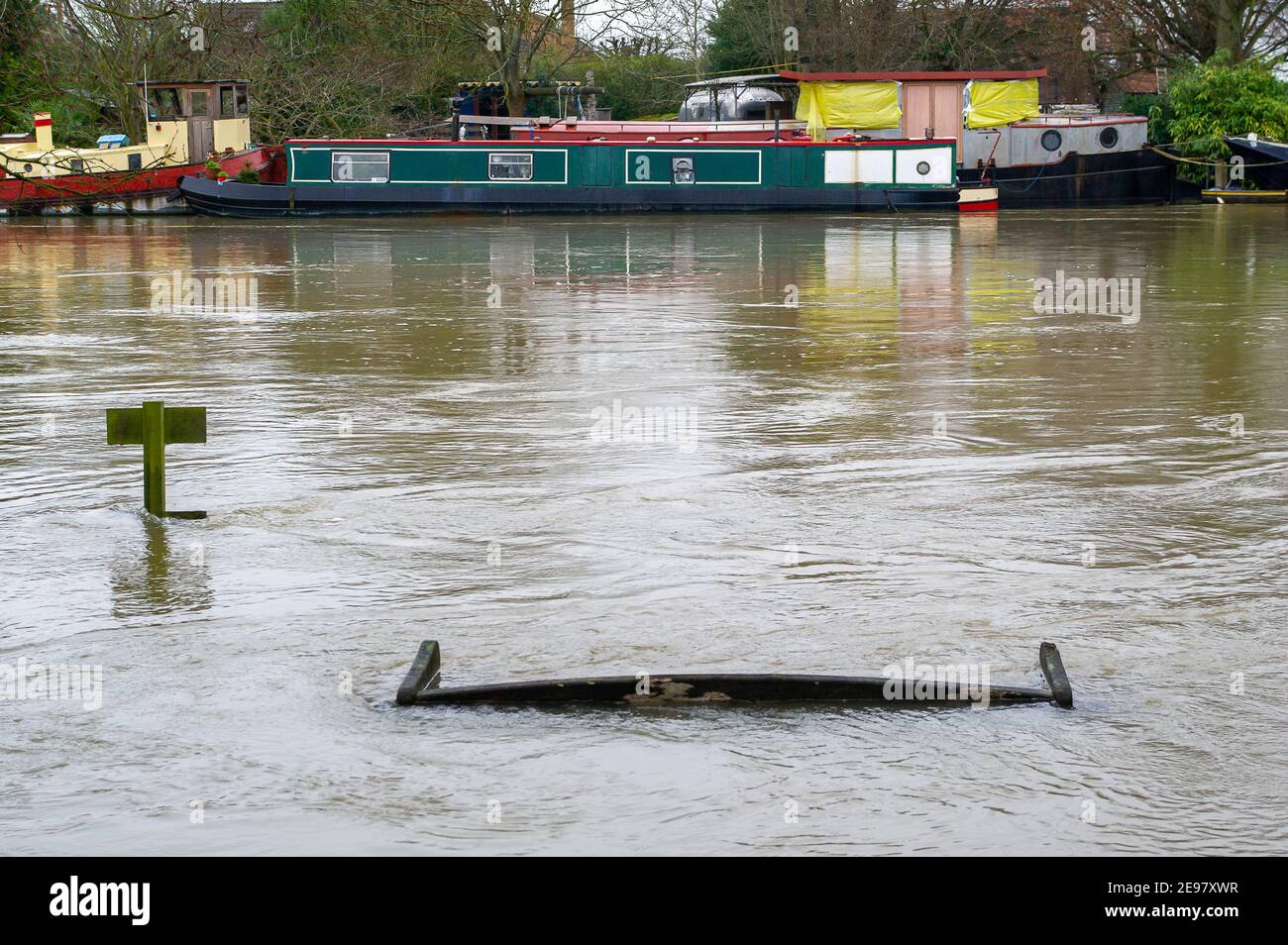 Old Windsor, Berkshire, Großbritannien. 3rd. Februar 2021. Untergetauchte Bänke auf dem Thames Path. Für die Themse in Old Windsor gibt es jetzt eine Überschwemmungswarnung. Hochwasser ist bereits in den Gärten der Häuser entlang des Flusses und des Themse Path. Es wird mit Sachüberflutungen gerechnet, und der Fluss an der Themse ist weiterhin sehr hoch. Diejenigen, die in der Nähe des Flusses leben, wurden gewarnt, den Hochwasserschutz zu aktivieren. Quelle: Maureen McLean/Alamy Live News Stockfoto