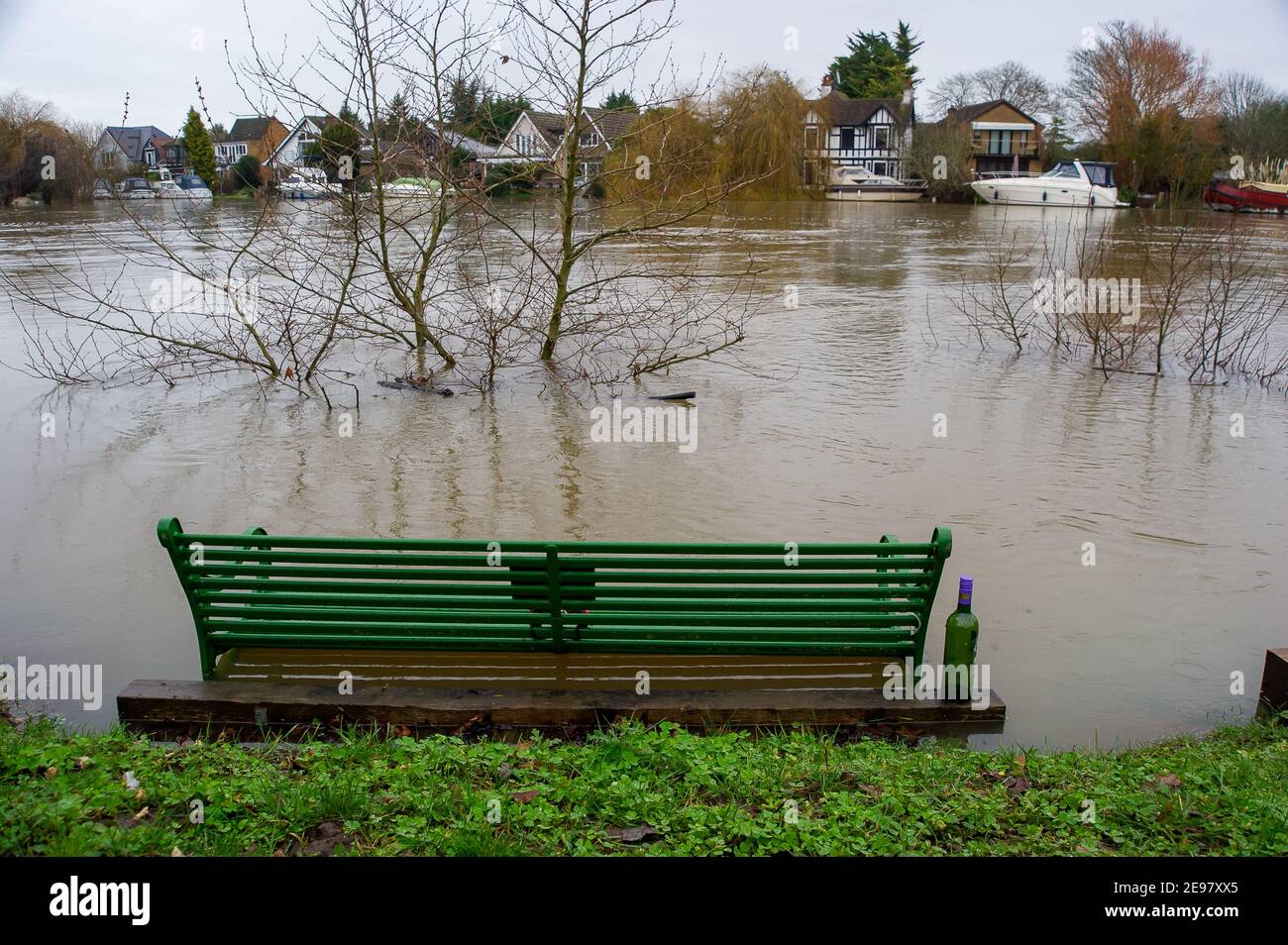 Old Windsor, Berkshire, Großbritannien. 3rd. Februar 2021. Untergetauchte Bänke auf dem Thames Path. Für die Themse in Old Windsor gibt es jetzt eine Überschwemmungswarnung. Hochwasser ist bereits in den Gärten der Häuser entlang des Flusses und des Themse Path. Es wird mit Sachüberflutungen gerechnet, und der Fluss an der Themse ist weiterhin sehr hoch. Diejenigen, die in der Nähe des Flusses leben, wurden gewarnt, den Hochwasserschutz zu aktivieren. Quelle: Maureen McLean/Alamy Live News Stockfoto