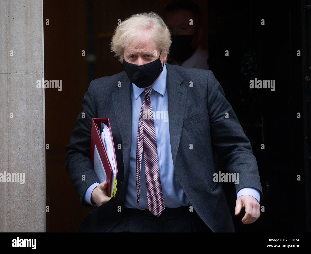 London, Großbritannien. Februar 2021, 3rd. Premierminister des Vereinigten Königreichs, Boris Johnson, verlässt die Downing Street 10, um in das Parlament zu gehen, um Fragen der Premierminister zu stellen. Er wird Keir Starmer gegenüber dem Versandkarton sehen. Kredit: Mark Thomas/Alamy Live Nachrichten Stockfoto