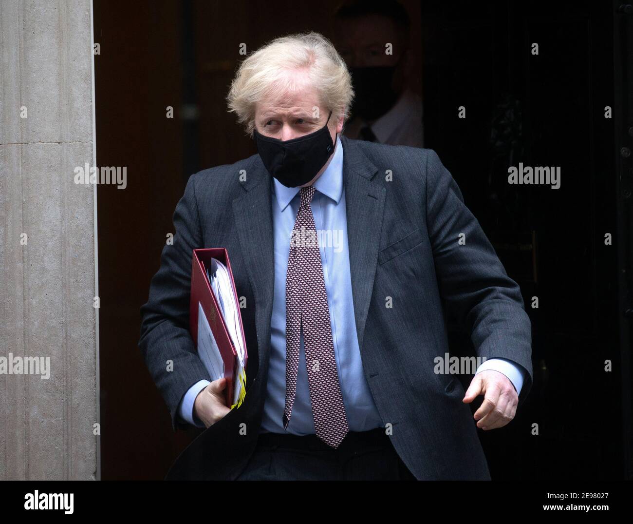 London, Großbritannien. Februar 2021, 3rd. Premierminister des Vereinigten Königreichs, Boris Johnson, verlässt die Downing Street 10, um in das Parlament zu gehen, um Fragen der Premierminister zu stellen. Er wird Keir Starmer gegenüber dem Versandkarton sehen. Kredit: Mark Thomas/Alamy Live Nachrichten Stockfoto