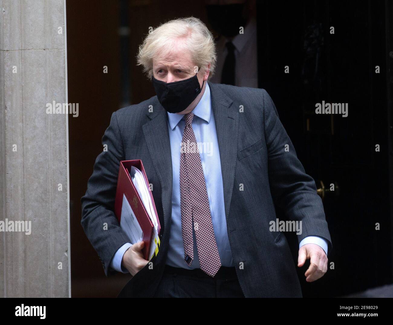 London, Großbritannien. Februar 2021, 3rd. Premierminister des Vereinigten Königreichs, Boris Johnson, verlässt die Downing Street 10, um in das Parlament zu gehen, um Fragen der Premierminister zu stellen. Er wird Keir Starmer gegenüber dem Versandkarton sehen. Kredit: Mark Thomas/Alamy Live Nachrichten Stockfoto