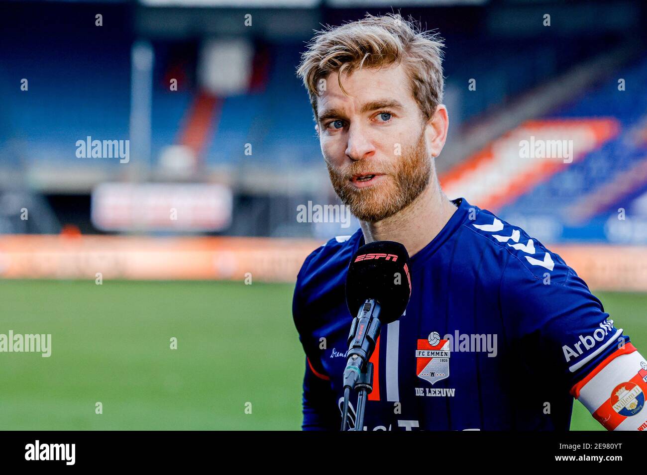 TILBURG, NIEDERLANDE - JANUAR 31: (L-R): Michael de Leeuw vom FC Emmen nach dem Spiel im Interview mit ESPN während des niederländischen Eredivisie-Spiels Be Stockfoto