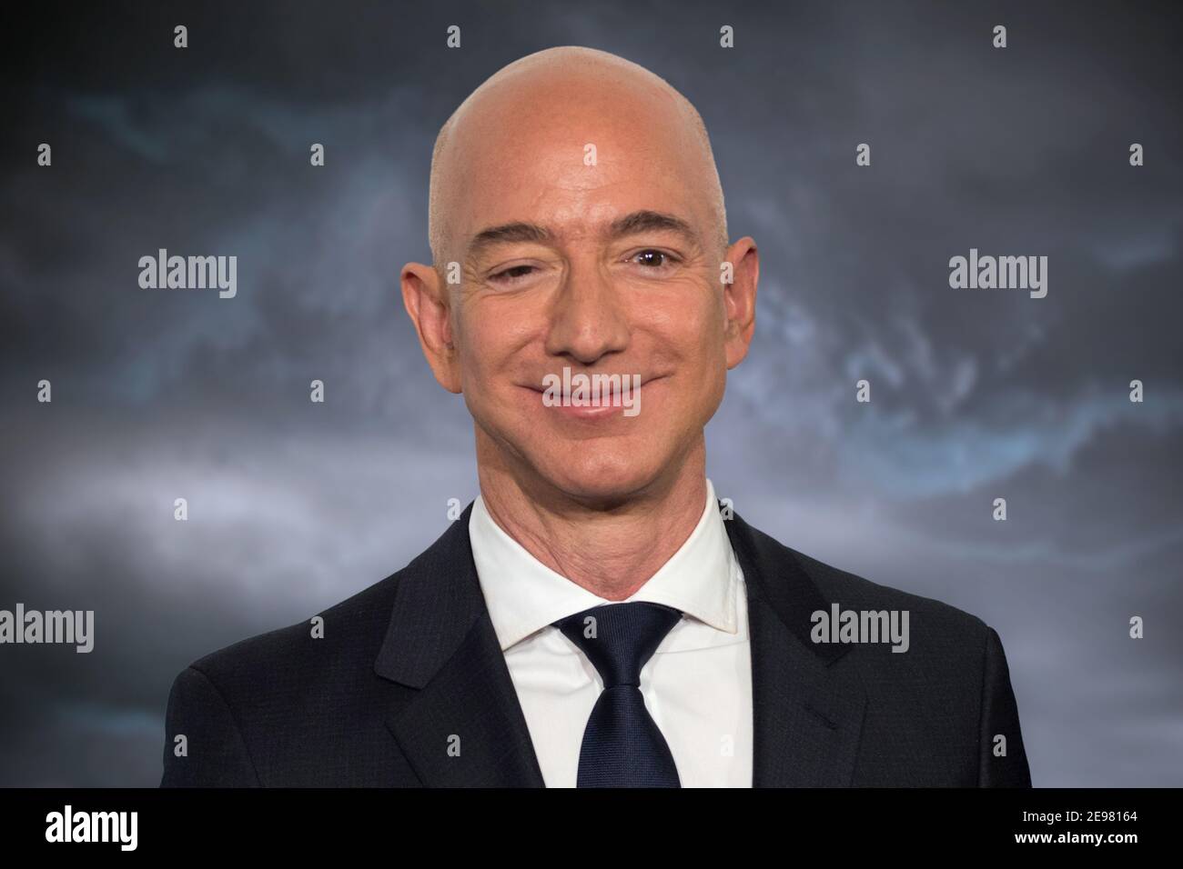 FOTOMOTIV: SPEKTAKULÄRER FÜHRUNGSWECHSEL: Jeff Bezos tritt zurück. Archivfoto: Jeff BEZOS (Gründer und CEO) des amerikanischen Online-Versandhandelsunternehmens Amazon Inc. Anlässlich der Verleihung des Axel Springer Award 2018 unter dem Motto V ¢ ¬EIN¬ûAn Abend für Jeff Bezosv ¢ ¬EIN¬ú in Berlin ¬ zur weltweiten Nutzung Stockfoto