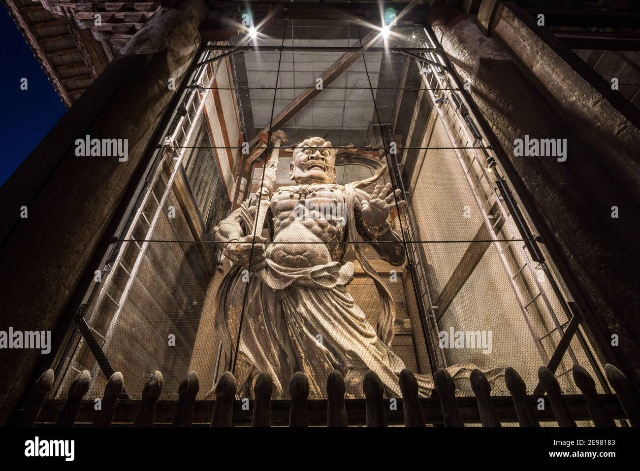 Einer der beiden Torwächter, Kongo Rikishi oder Ni-ō, im Großen Südtor des Todaiji-Tempels in Nara Japan, aus dem Jahr 1203 Stockfoto