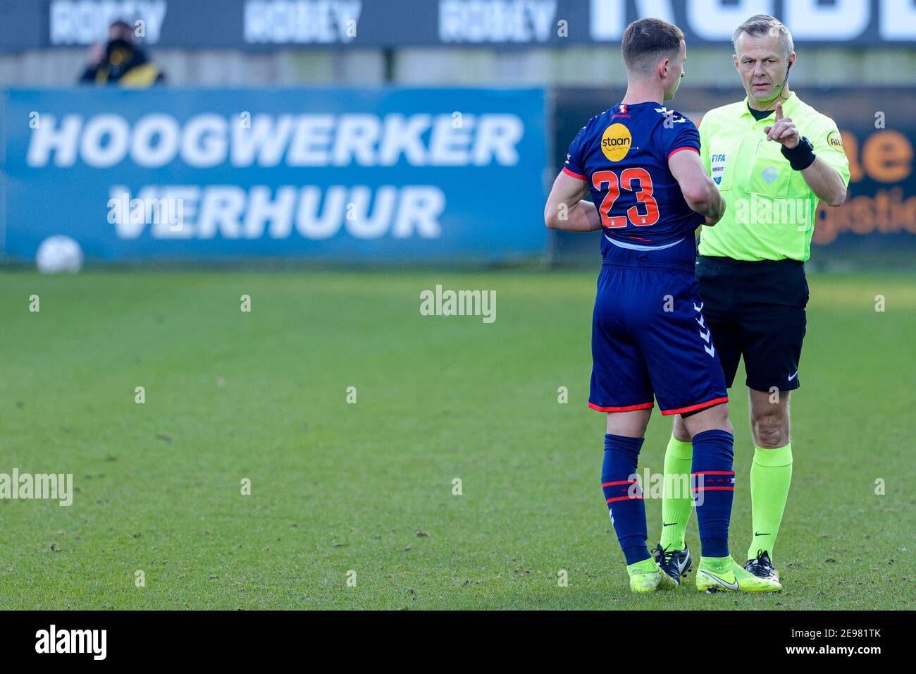 TILBURG, NIEDERLANDE - JANUAR 31: (L-R): Glenn Bijl vom FC Emmen, Schiedsrichter Robin Hensgens während des niederländischen Eredivisie-Spiels zwischen Willem II und FC EM Stockfoto