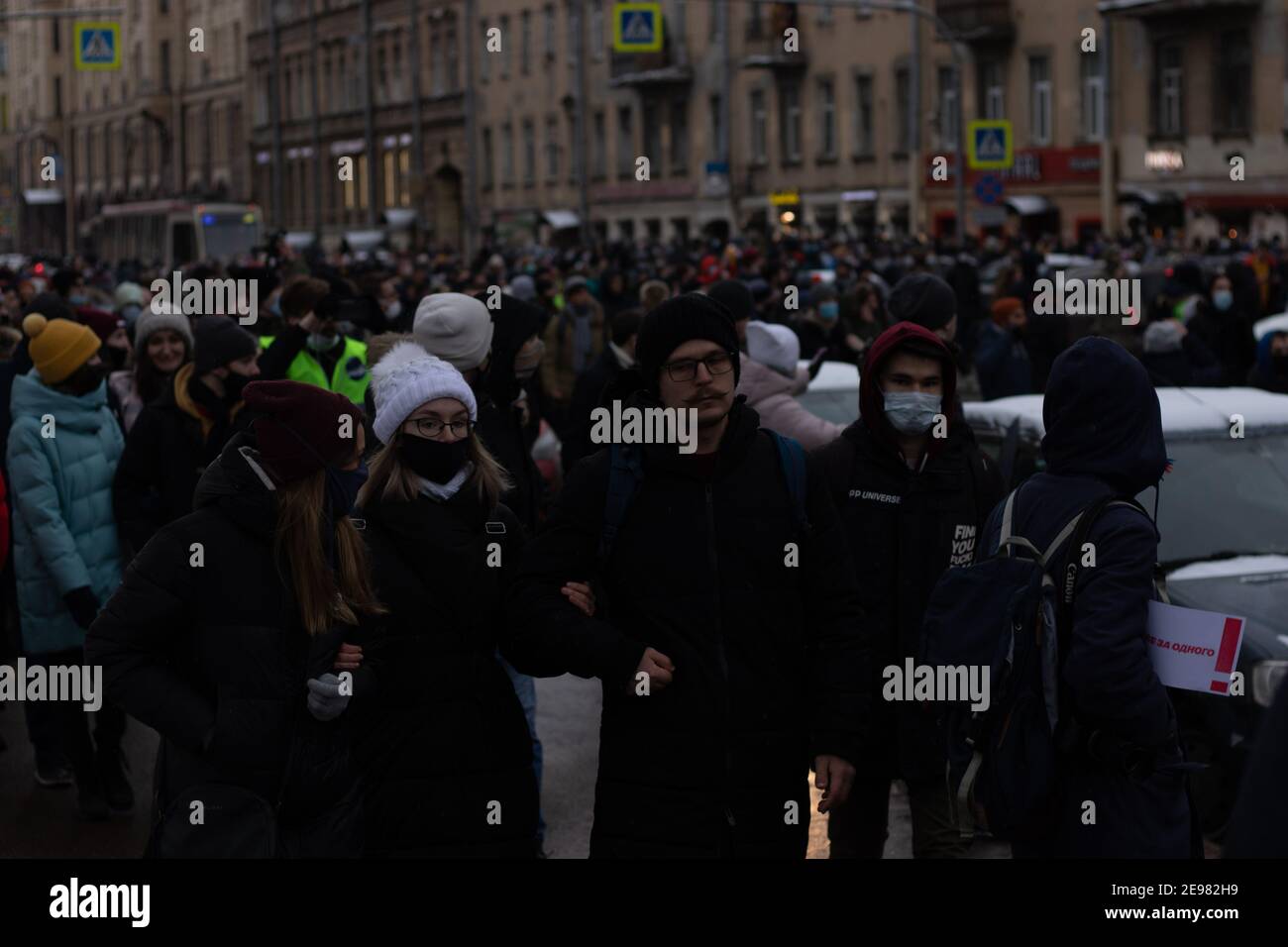 Sankt Petersburg, Russland - 31. Januar 2021: Menschenmenge marschiert auf der Straße, illustrative Editorial Stockfoto