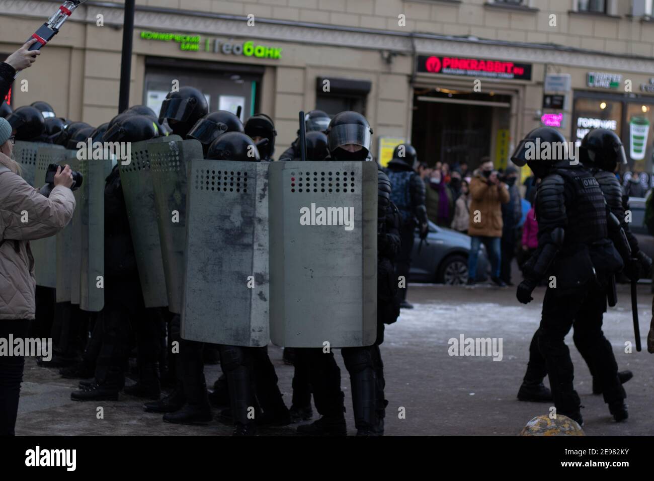 Sankt Petersburg, Russland - 31. Januar 2021: Polizei bewaffnet auf der Straße, OMON Kader kämpft Protest, illustrative Editorial Stockfoto