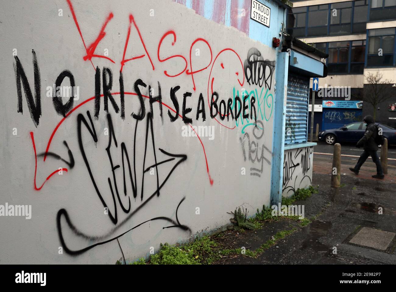 Graffiti mit der Aufschrift "No Irish Sea Border" Stroud Street in Belfast. Die DUP hat Behauptungen abgelehnt, sie schüren Spannungen über den Handel mit der Irischen See, um das umstrittene Nordirland-Protokoll des Brexit zu vertupfen. Physische Inspektionen von Waren, die aus Großbritannien nach Nordirland gelangen, die gemäß dem Protokoll vorgeschrieben sind, wurden aufgrund von Drohungen und Einschüchterungen des Personals ausgesetzt. Bilddatum: Mittwoch, 3. Februar 2021. Stockfoto