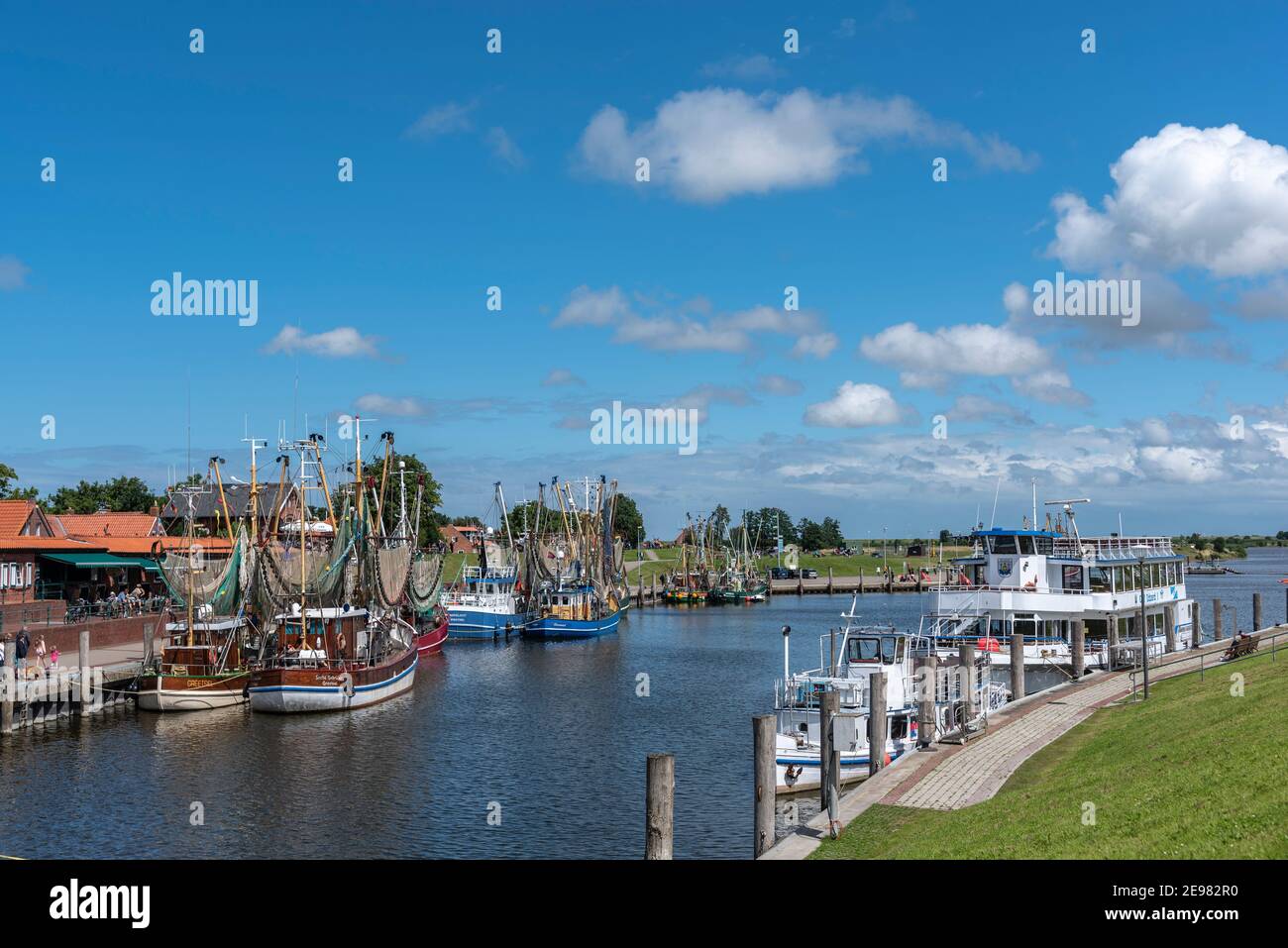 Fischerboote und Garnelenboote im Fischereihafen, Greetsiel, Niedersachsen, Deutschland, Europa Stockfoto