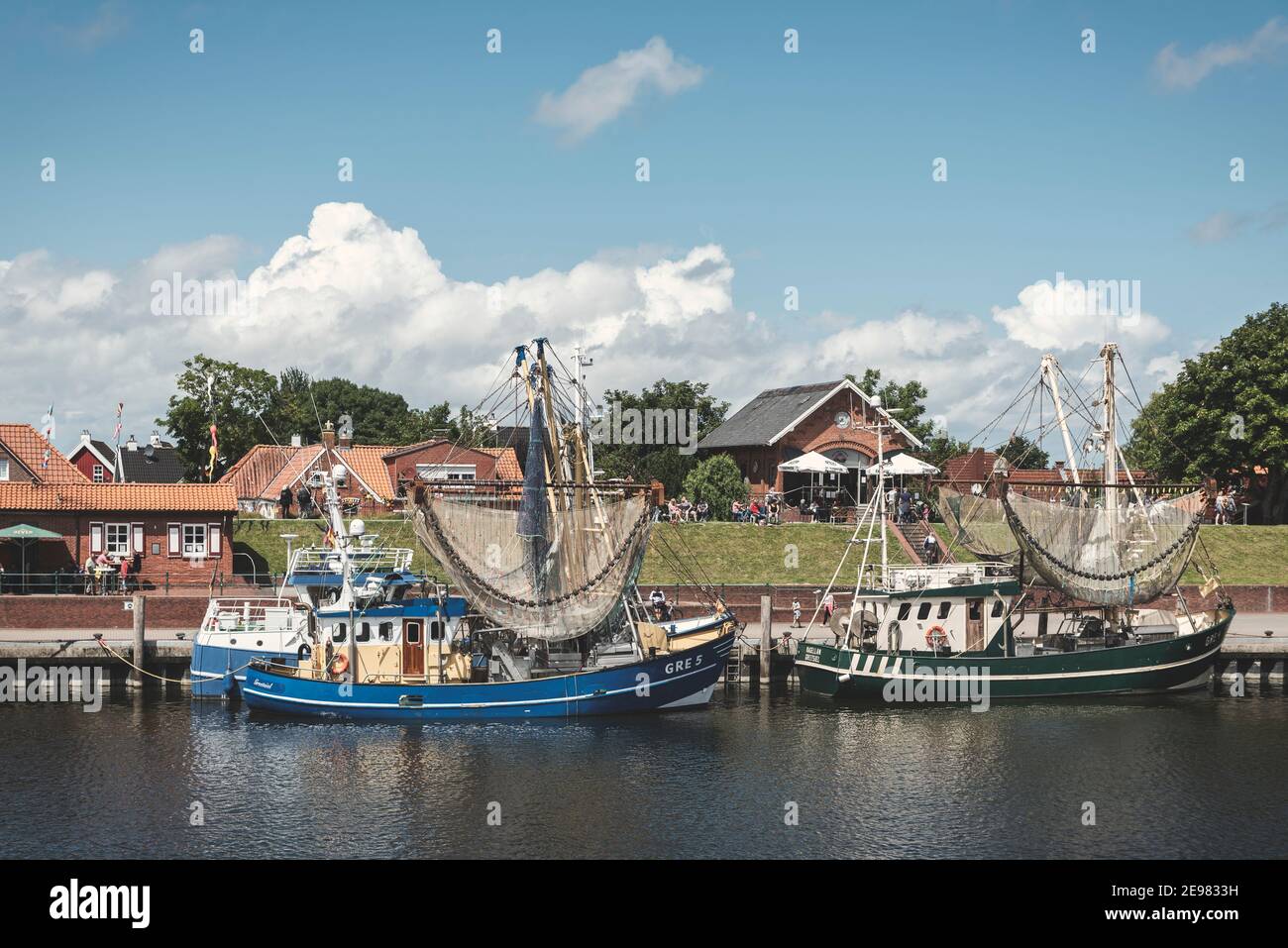 Fischerboote und Garnelenboote im Fischereihafen, Greetsiel, Niedersachsen, Deutschland, Europa Stockfoto