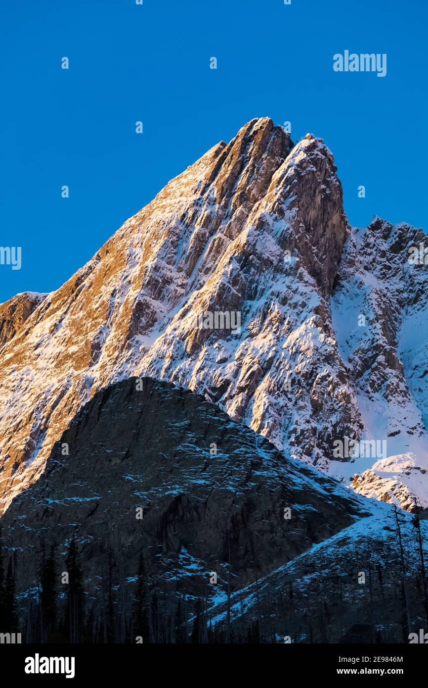 Dramatisches Morgenlicht auf schneebedeckten Gipfeln in der Nähe von Floe Lake, dem Rockwall im Kootenay National Park in den kanadischen Rockies, British Columbia, Kanada Stockfoto