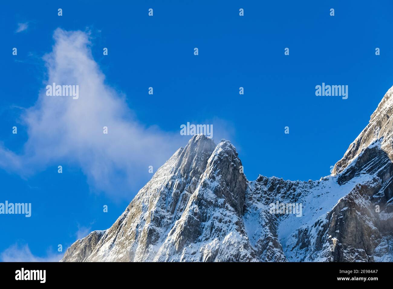 Dramatisches Morgenlicht auf schneebedeckten Gipfeln in der Nähe von Floe Lake, dem Rockwall im Kootenay National Park in den kanadischen Rockies, British Columbia, Kanada Stockfoto