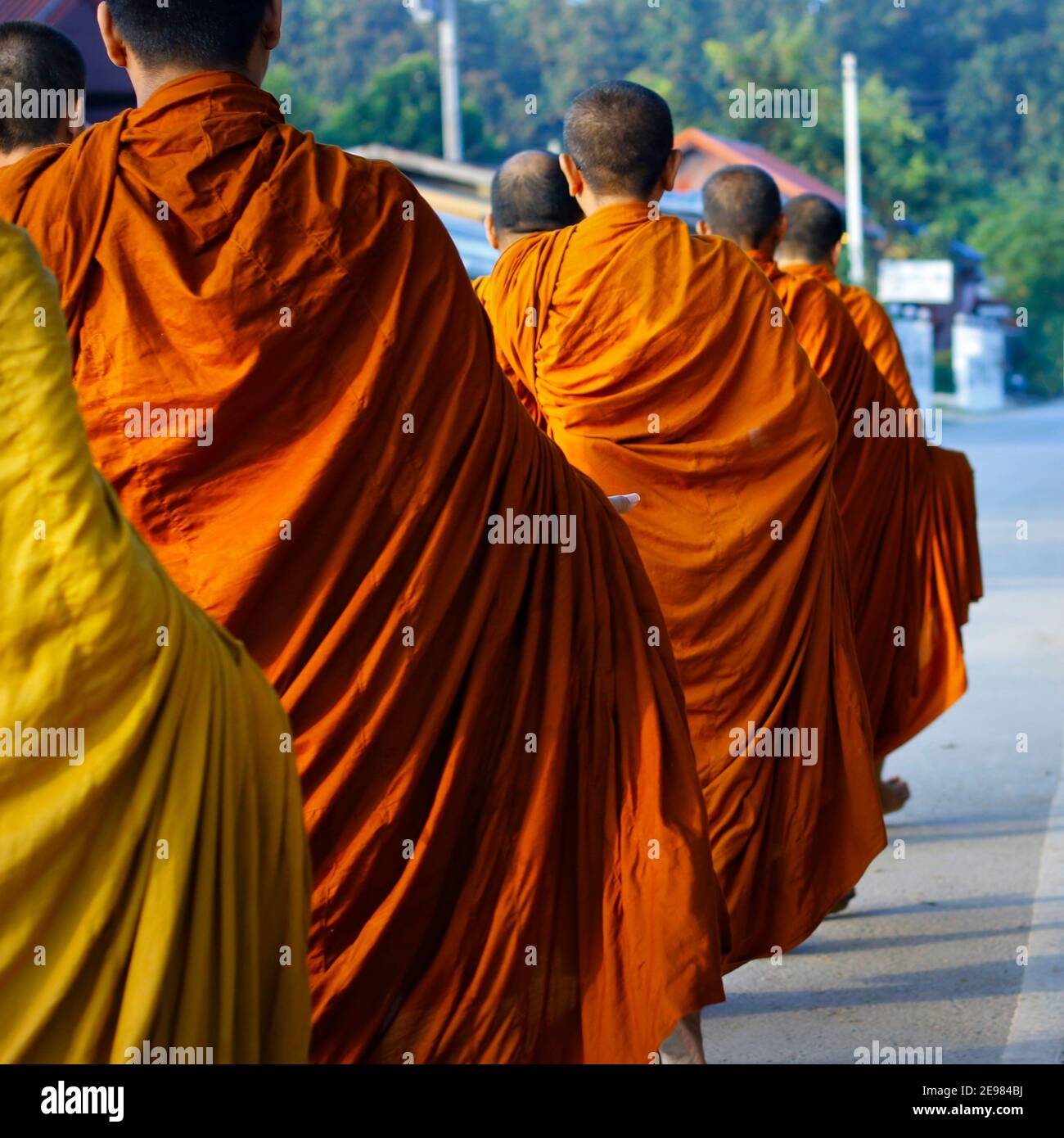 Mönche kleiden orangene Robe während des Empfangs von Almosen, um buddhistischen Tempel Stockfoto