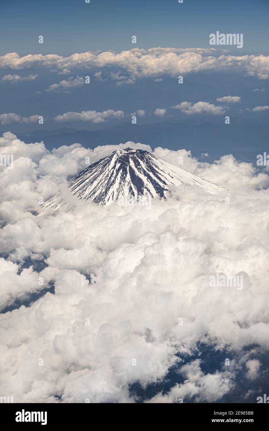 Berg Fuji bedeckt von Schnee und Wolken. Luftaufnahme des Vulkans. Stockfoto