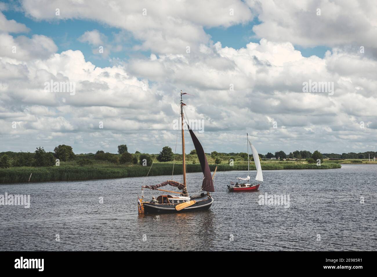 Traditioneller Flachboot-Segler in der Leyhoerner-Sieltief, Greetsiel, Niedersachsen, Deutschland, Europa Stockfoto
